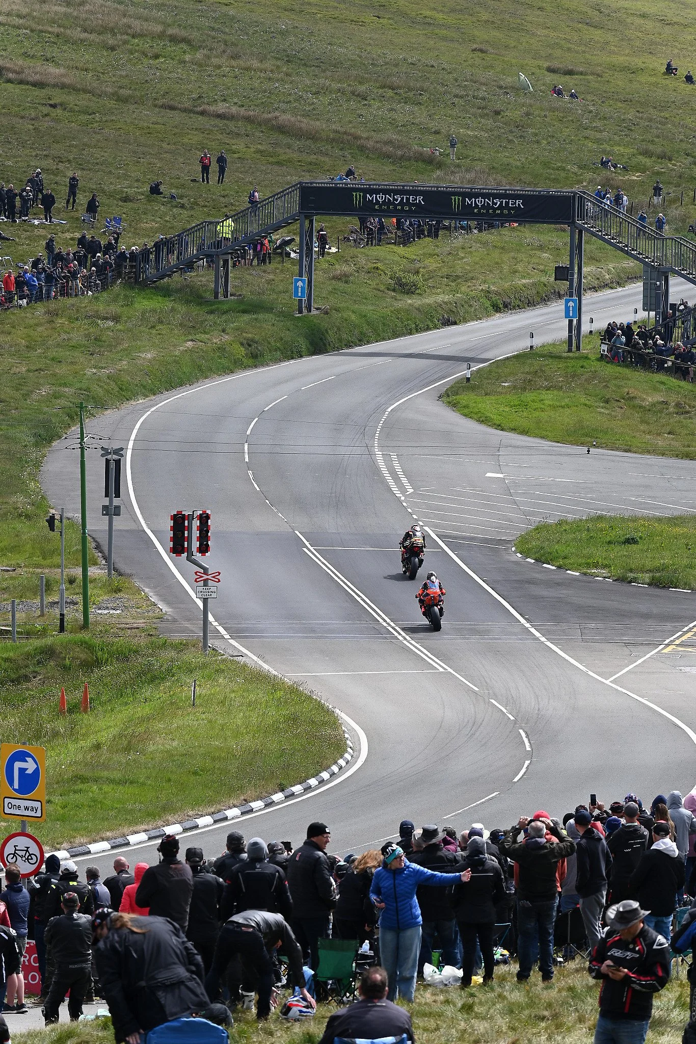 The riders enter the mid section of the curves before passing under the footbridge. Photo taken at Bungalow.