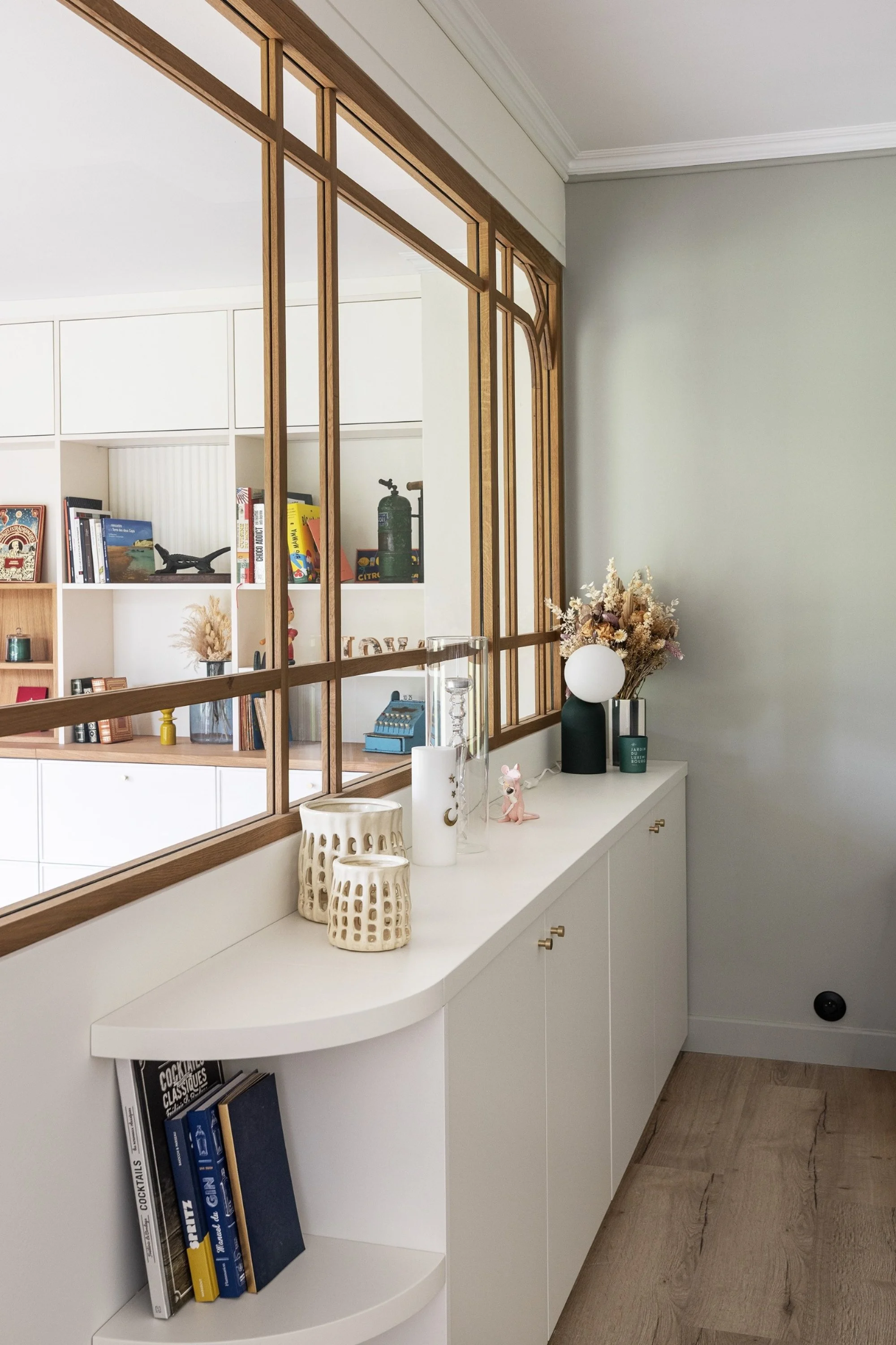 Détail de la verrière en chêne et de la banquette intégrée réalisées sur mesure.
