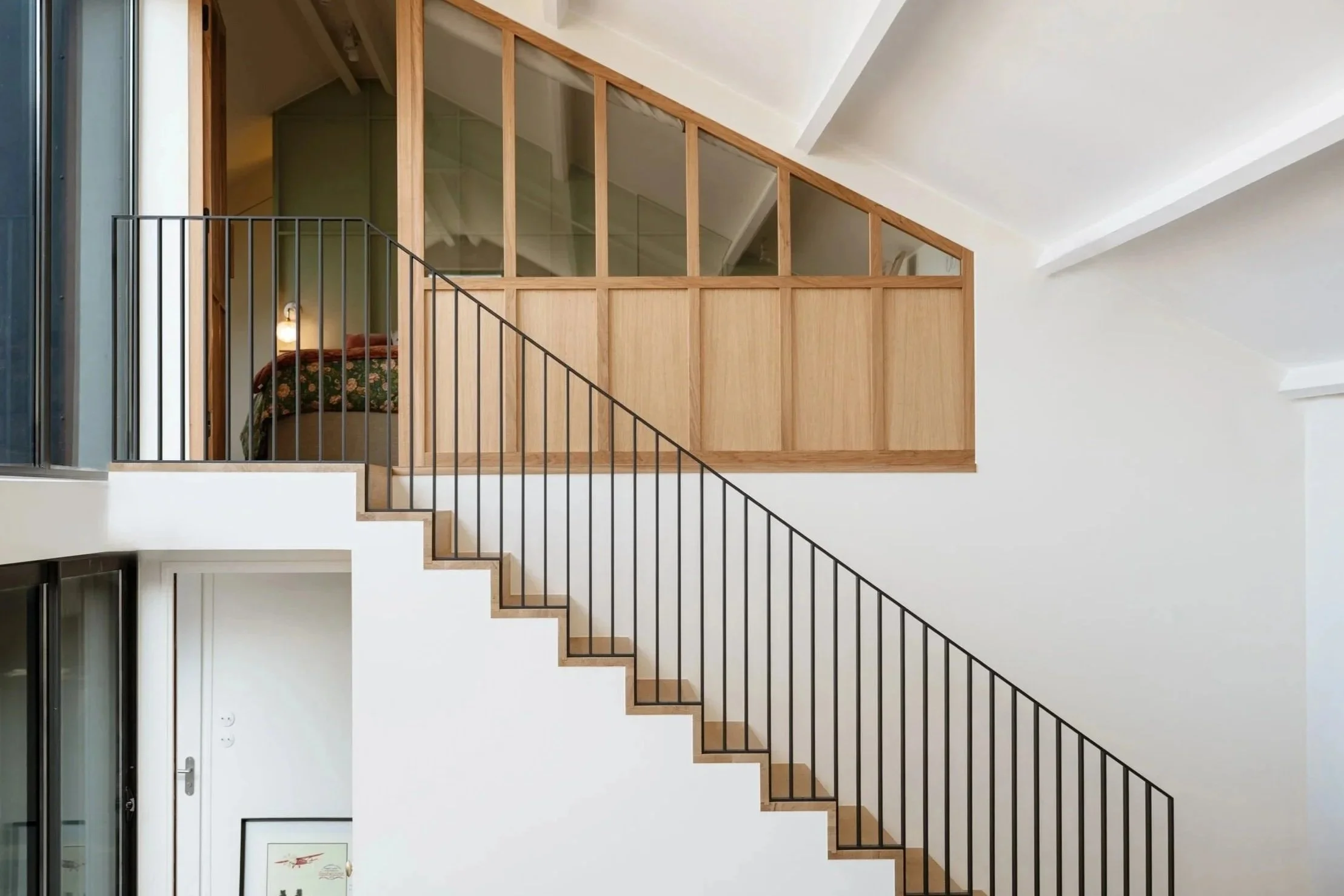 Verrière en chêne sur mesure séparant la suite parentale dans un loft rénové à La Madeleine.