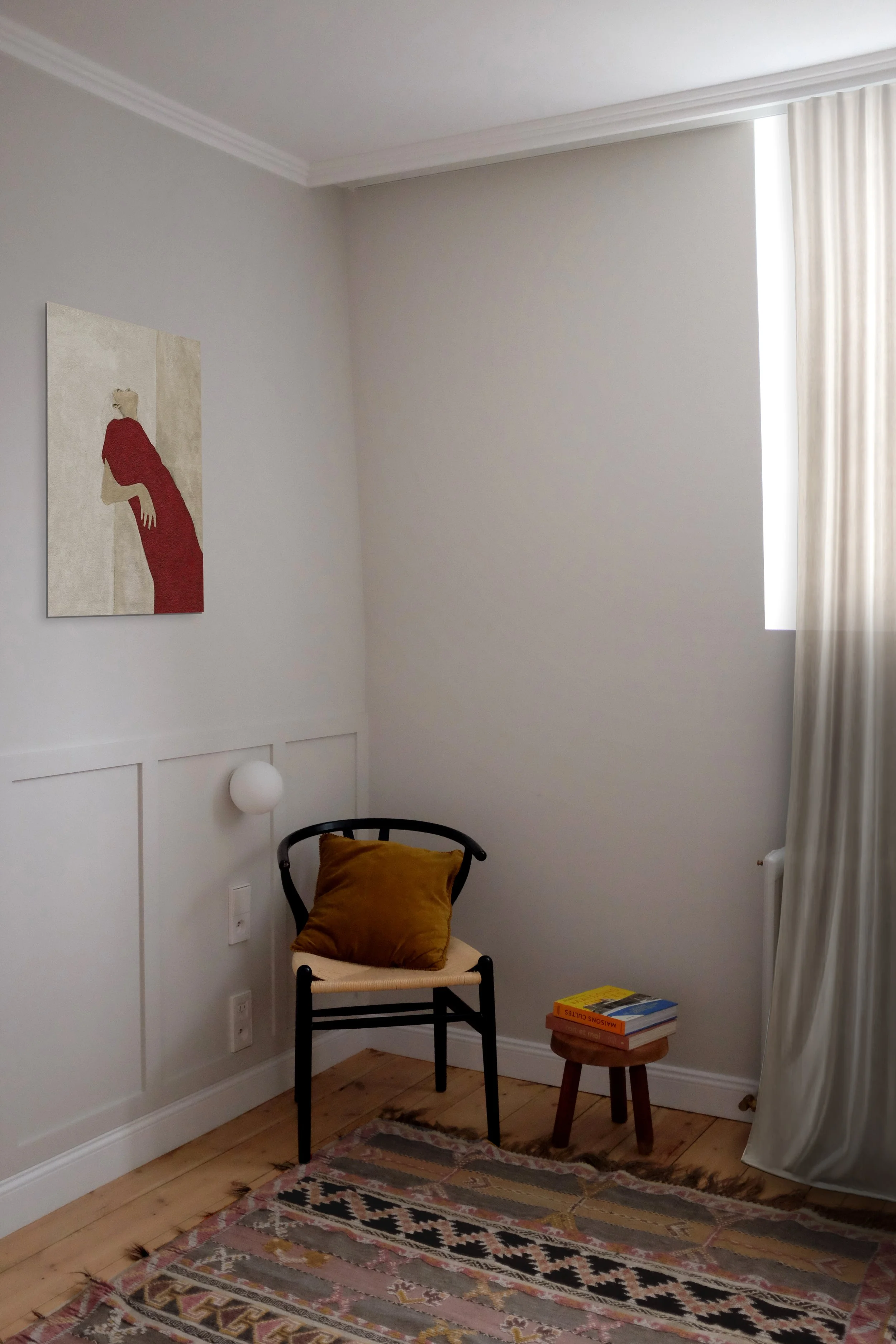 Chambre d'enfant lumineuse aux teintes douces avec aménagements sur mesure.