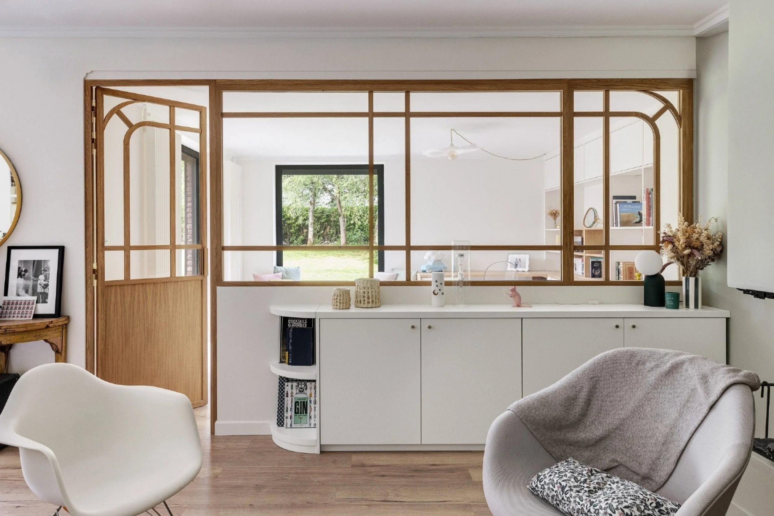 Verrière en chêne sur mesure séparant le bureau et l'espace de jeux dans une maison familiale rénovée.
