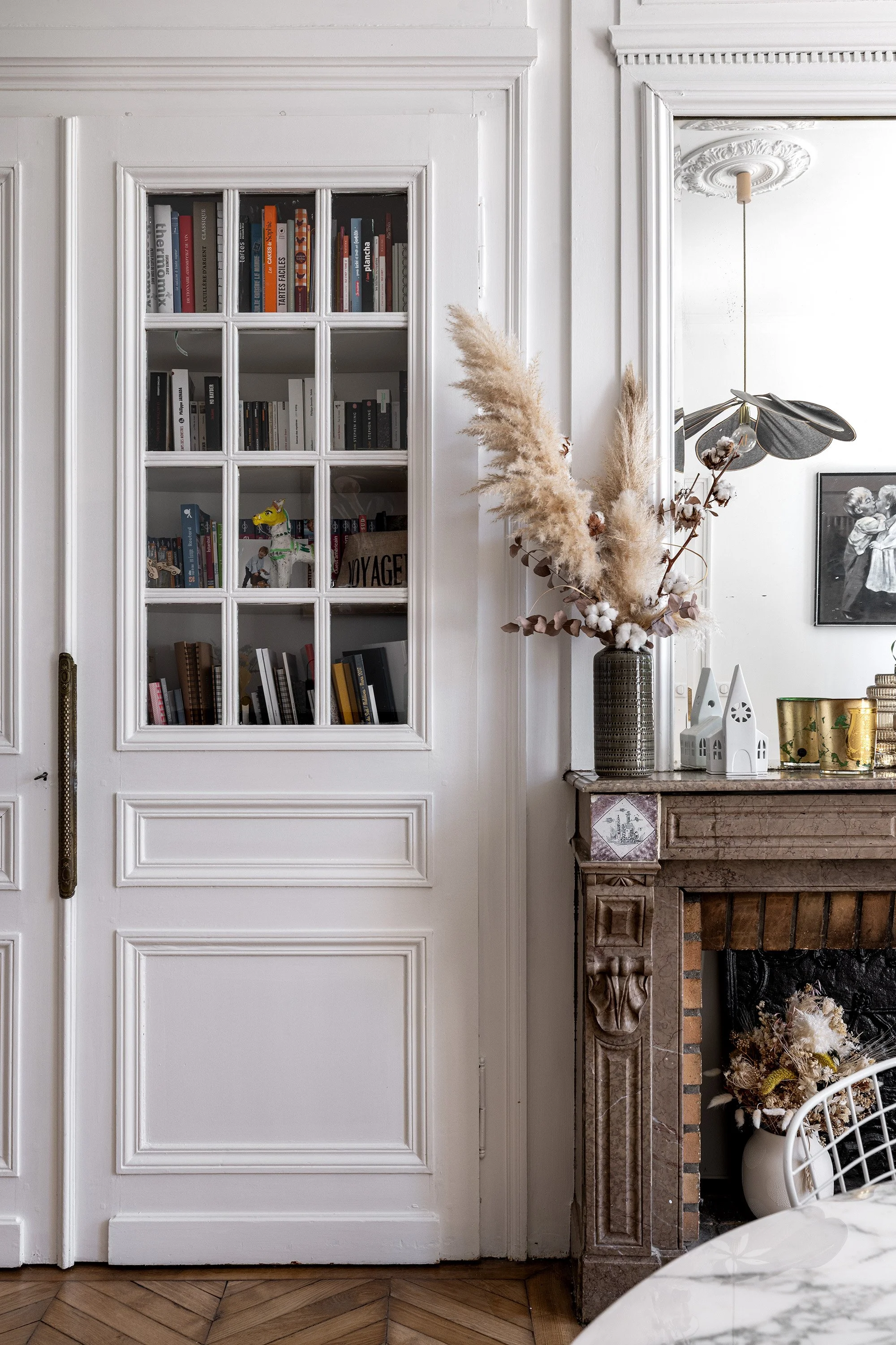Détails des moulures, de la cheminée en marbre et des éléments décoratifs conservés lors de la rénovation.