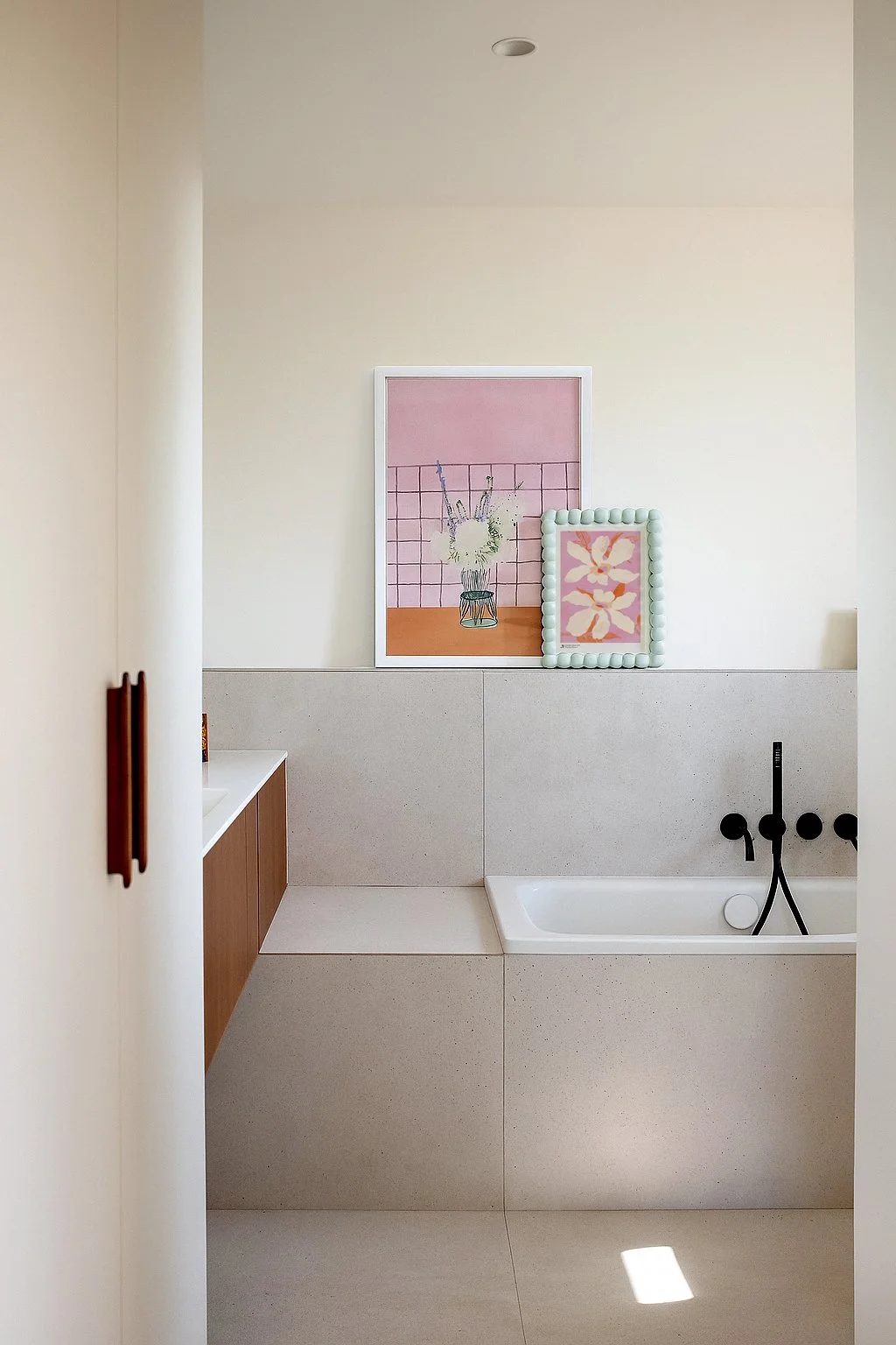 Salle de bain contemporaine en grès cérame avec baignoire intégrée et lignes épurées.