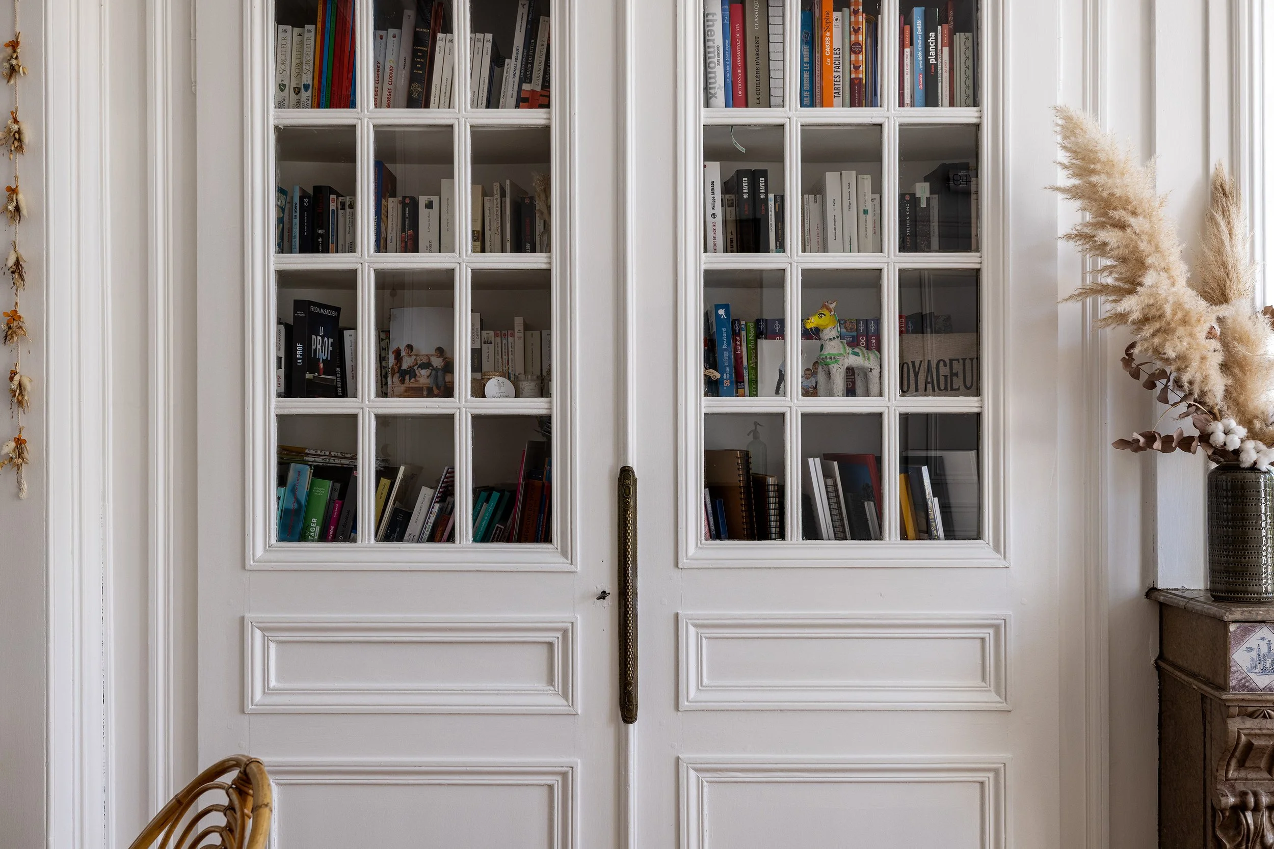 Bibliothèque intégrée dans les menuiseries d'origine d'une maison de maître rénovée.