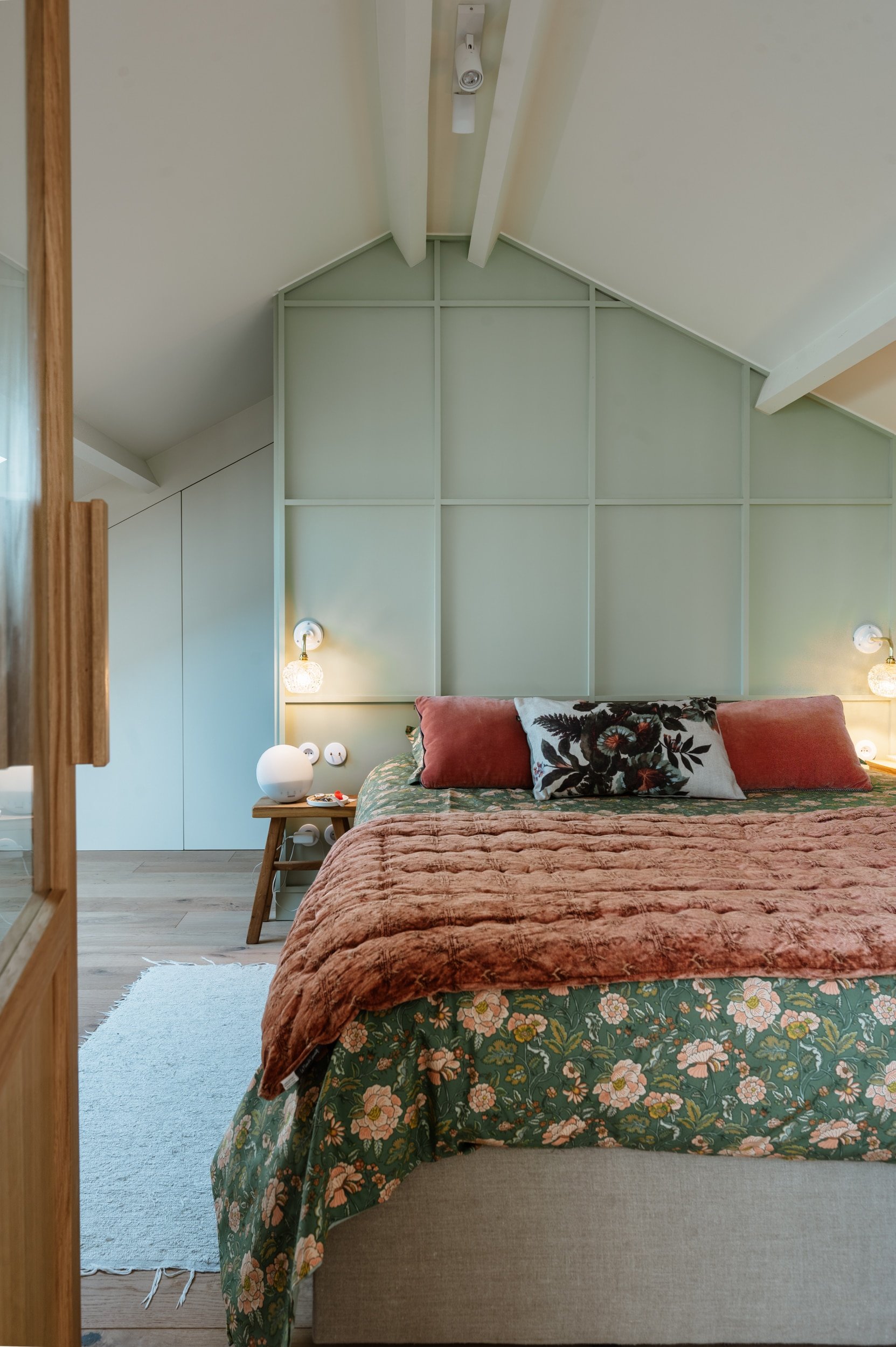 Aménagement d'une suite parentale lumineuse dans les combles d'un loft à La Madeleine.