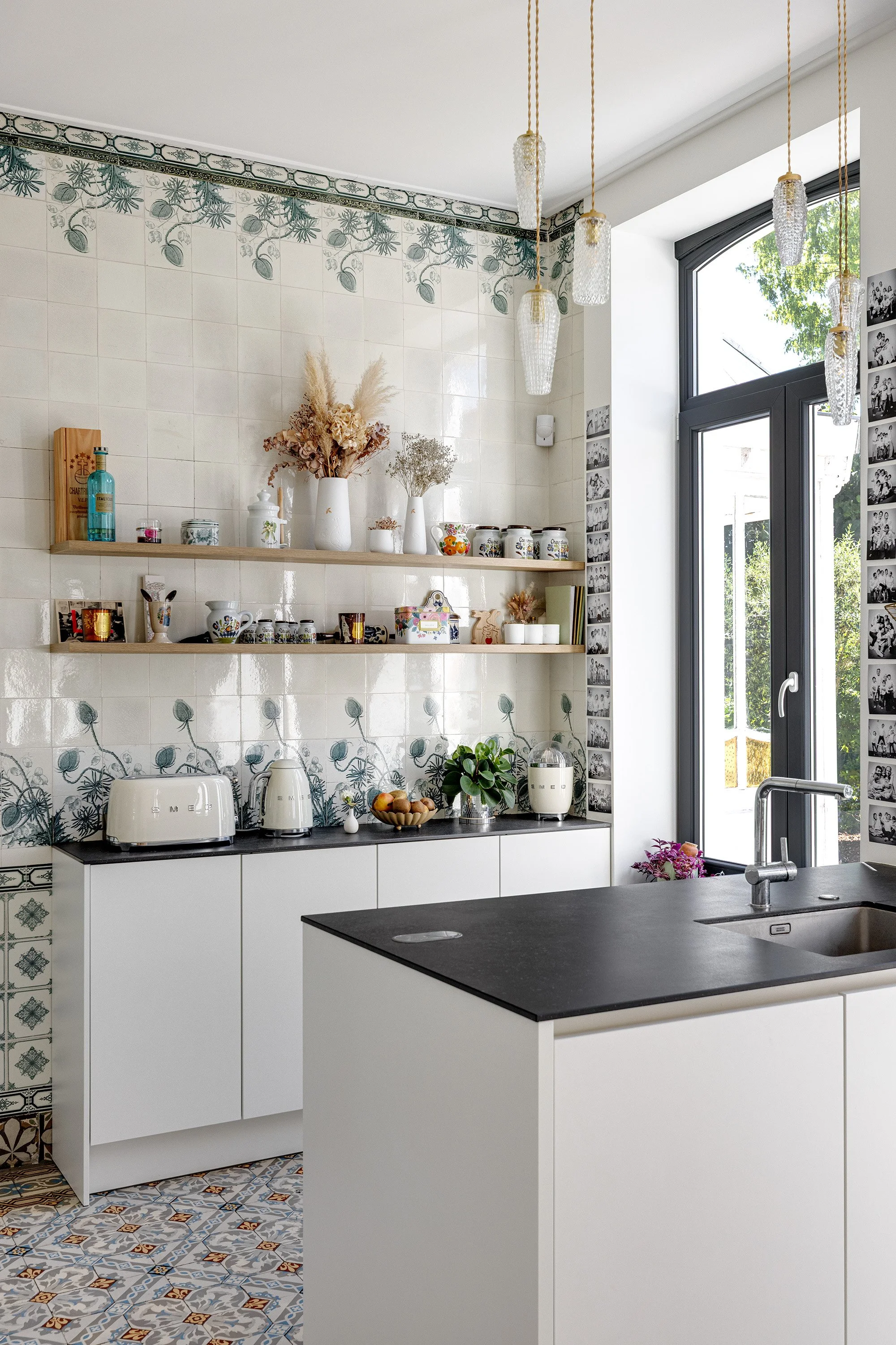 Cuisine sur mesure avec étagères ouvertes, carreaux décoratifs et matériaux naturels.