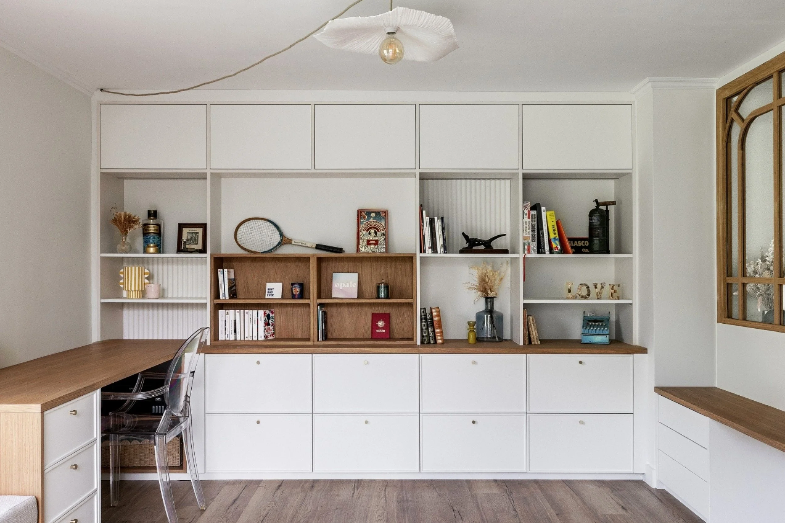 Bibliothèque, rangements et bureau sur mesure intégrés dans une maison familiale rénovée.