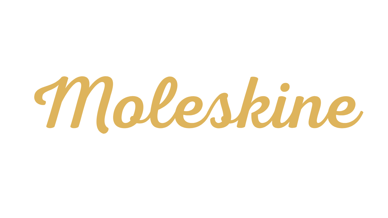 Logotipo com a palavra "Moleskine" escrita em fonte cursiva dourada sobre fundo preto.