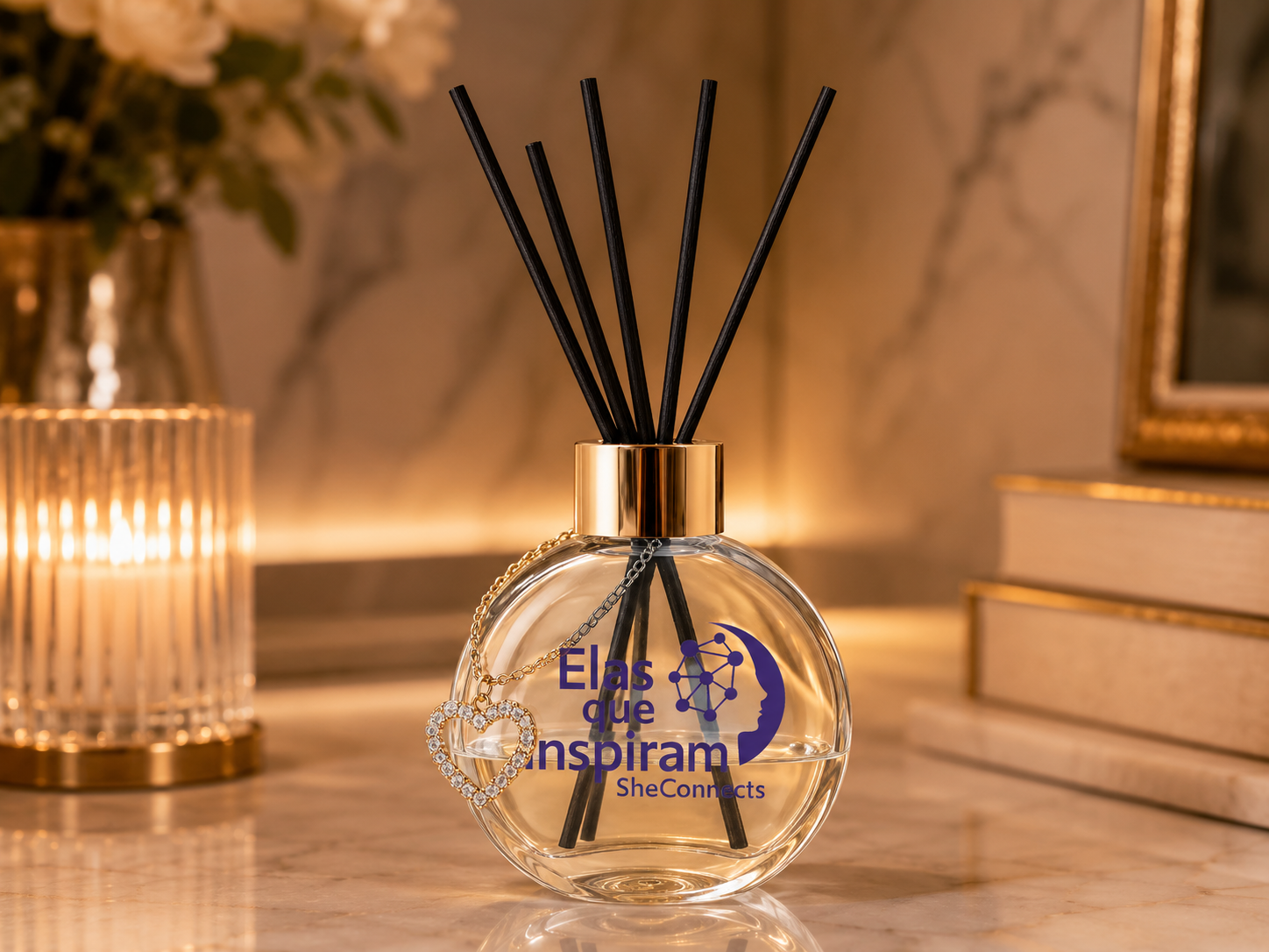 difusor de aromas com palitos difusor em um recipiente de vidro na mesa com fundo dourado e decorativo.