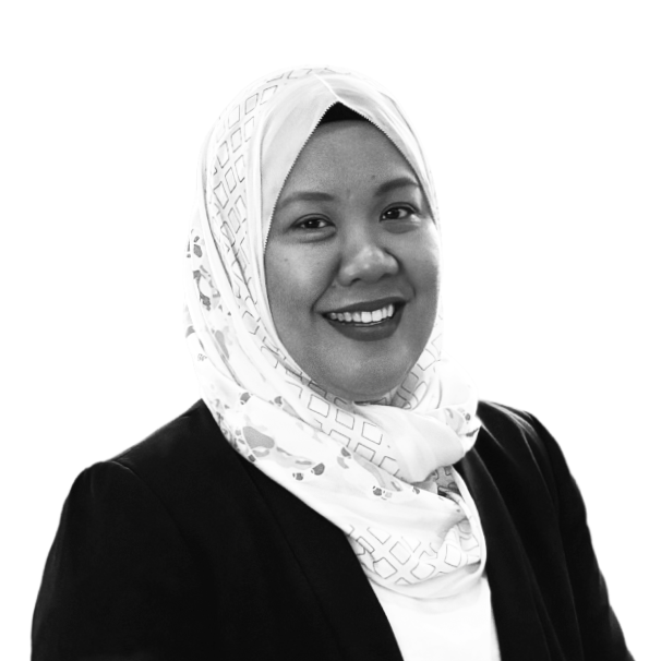 Portrait of a woman wearing a white hijab with patterns, smiling, dressed in a dark blazer, in black and white.