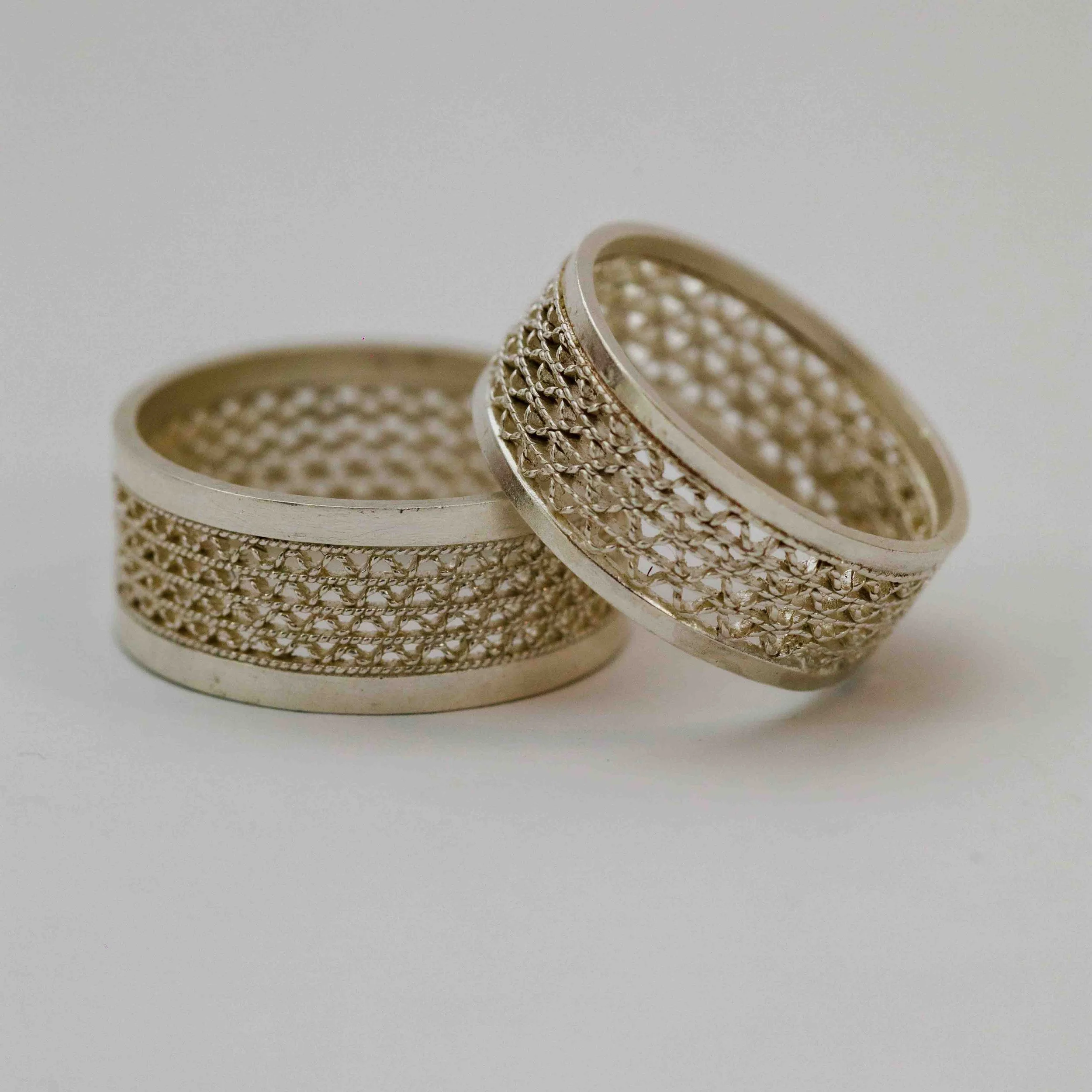 Gouden ring met ingelegde diamanten op een witte achtergrond.