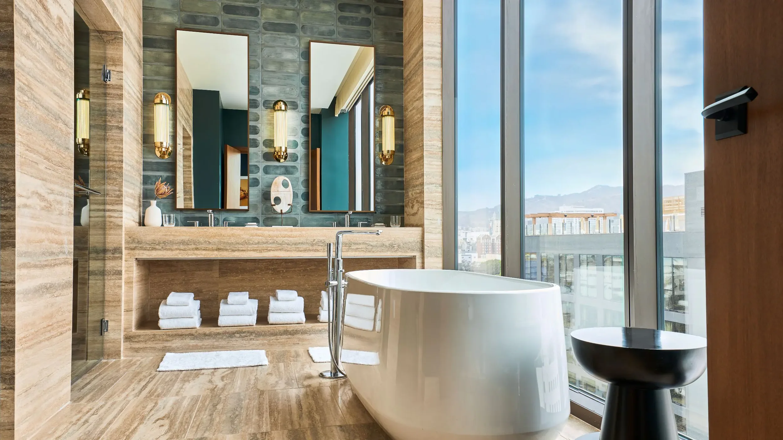 LAXTH-P0069-Thompson-Suite-Bathroom.16x9.webp