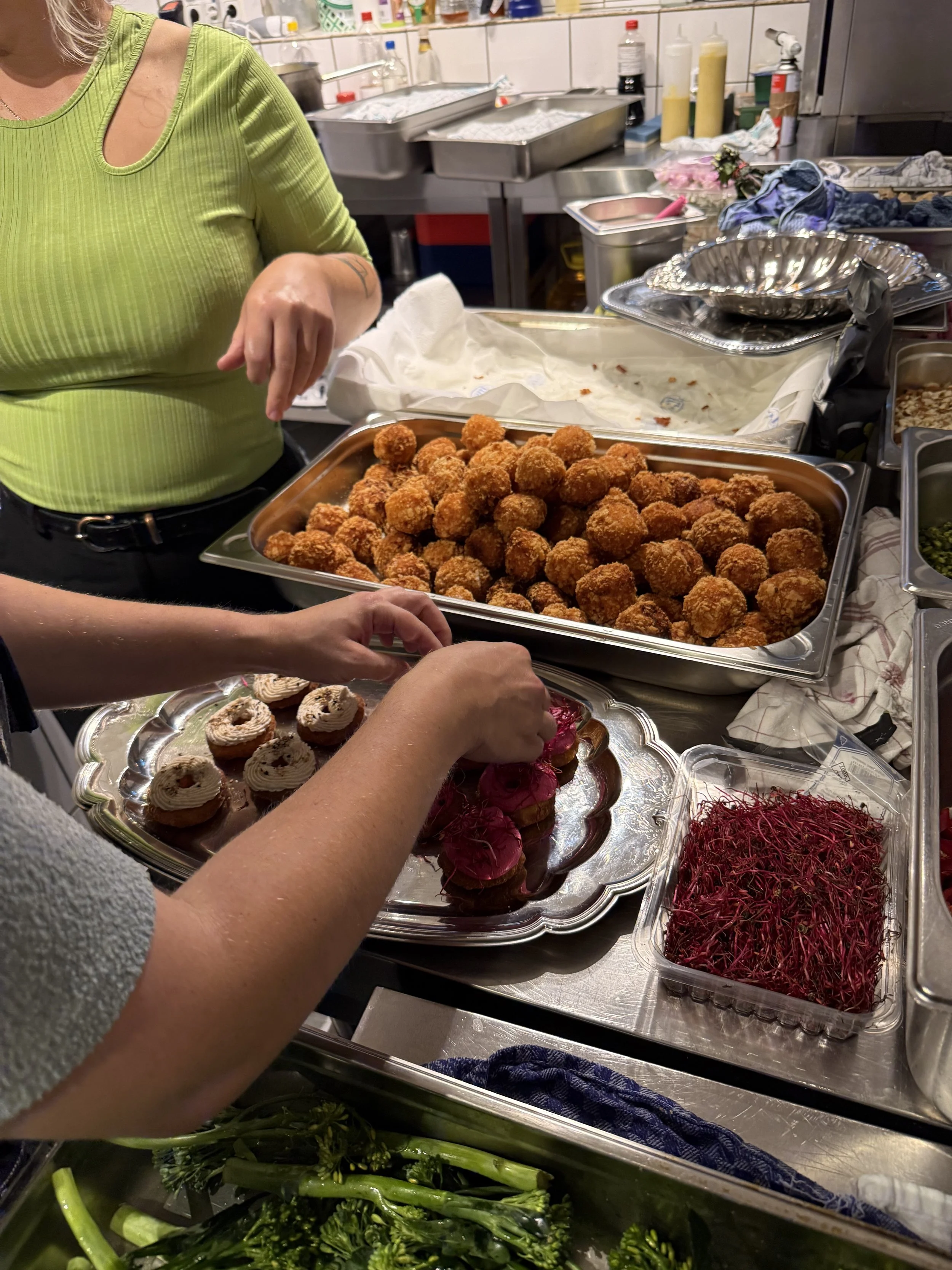 Gäste bedienen sich an einem Dorsia Buffet