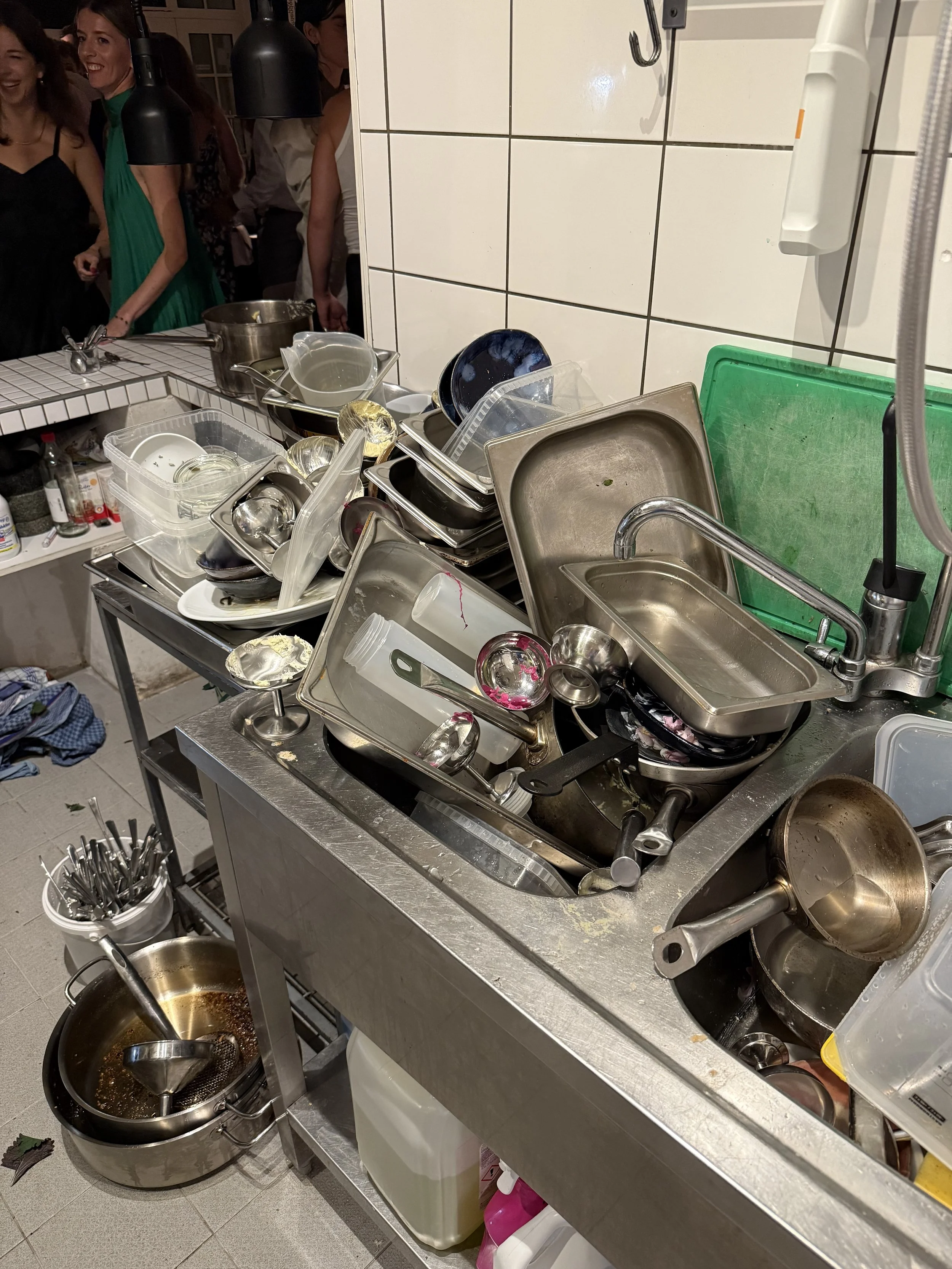 Geschirr und Kochutensilien nach einem Dorsia Event