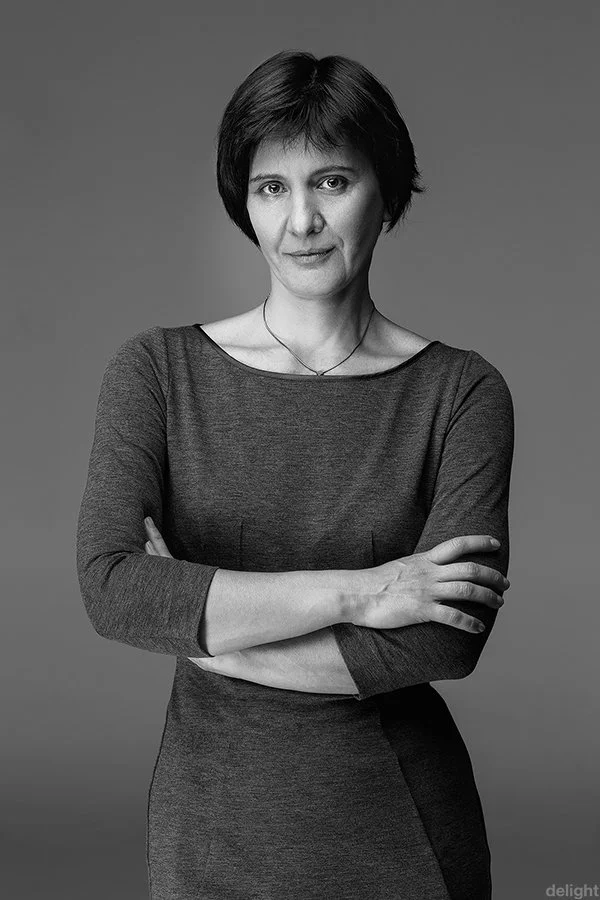 Black and white portrait of contemporary oil painter Veronika Kyrychenko.