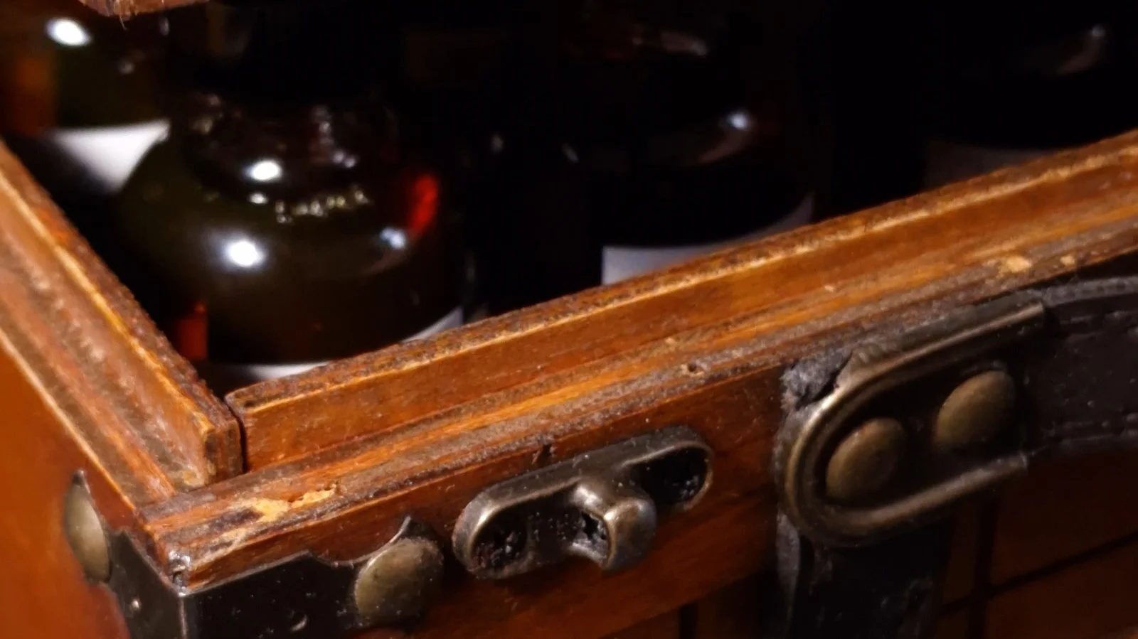 Partially opened wooden archive box with pigment samples, representing the memory and preservation of artists' materials.