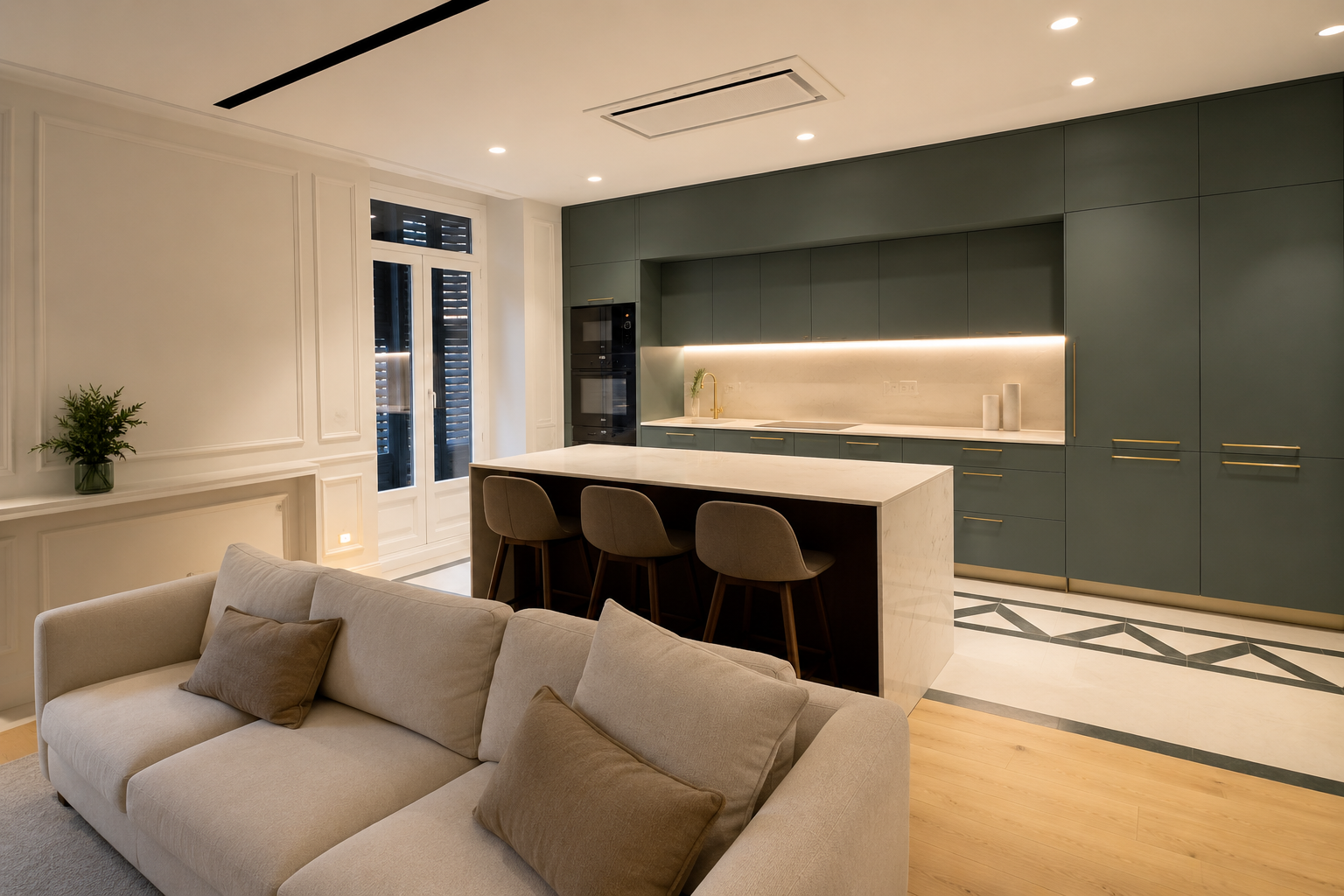 Interior reformado del proyecto Colegiata en Madrid, con cocina abierta, distribución contemporánea y una atmósfera residencial cálida.