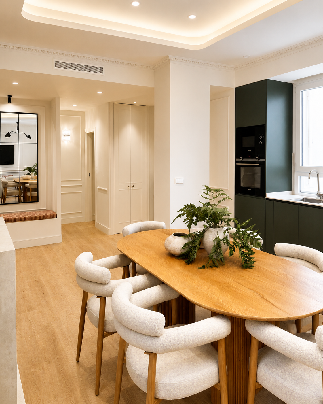 Reforma residencial con comedor, cocina integrada y salón conectado en vivienda urbana luminosa.