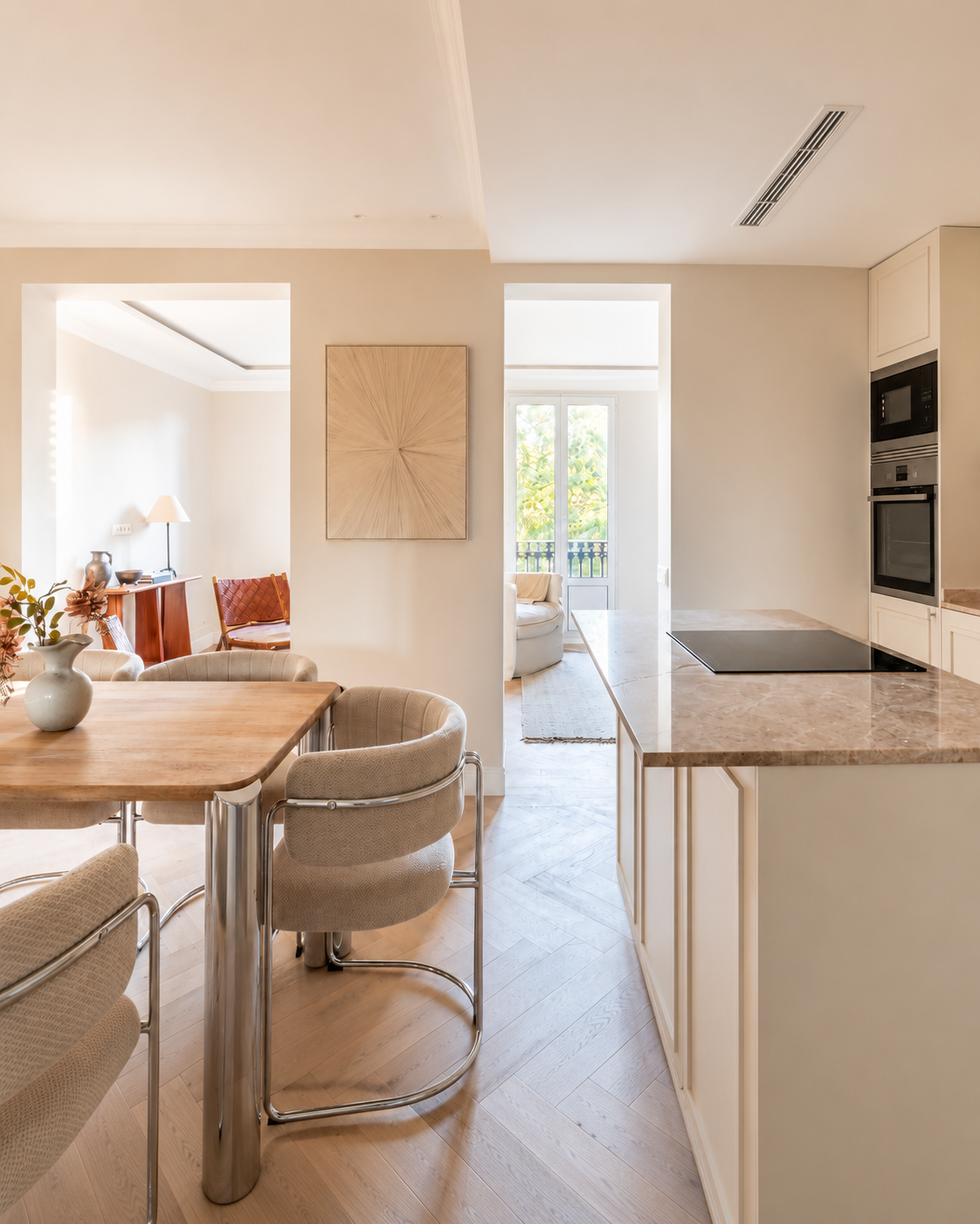 

Vivienda reformada con cocina integrada, comedor y salón conectados por luz natural.
