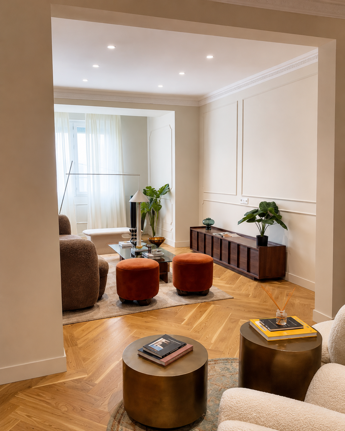 Interiorismo residencial en vivienda urbana reformada con salón luminoso, molduras originales y mobiliario contemporáneo.
