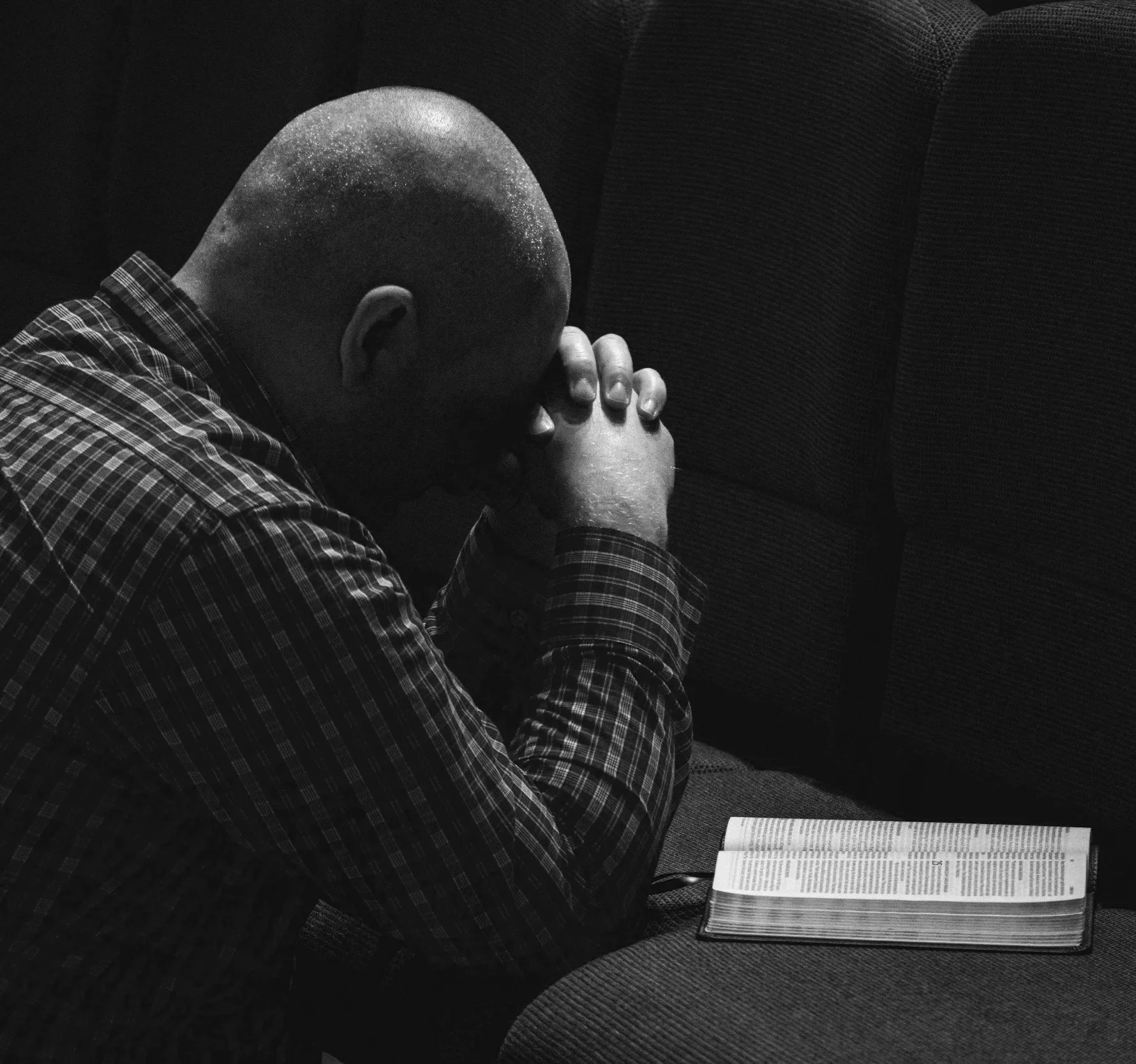 Father praying for his family