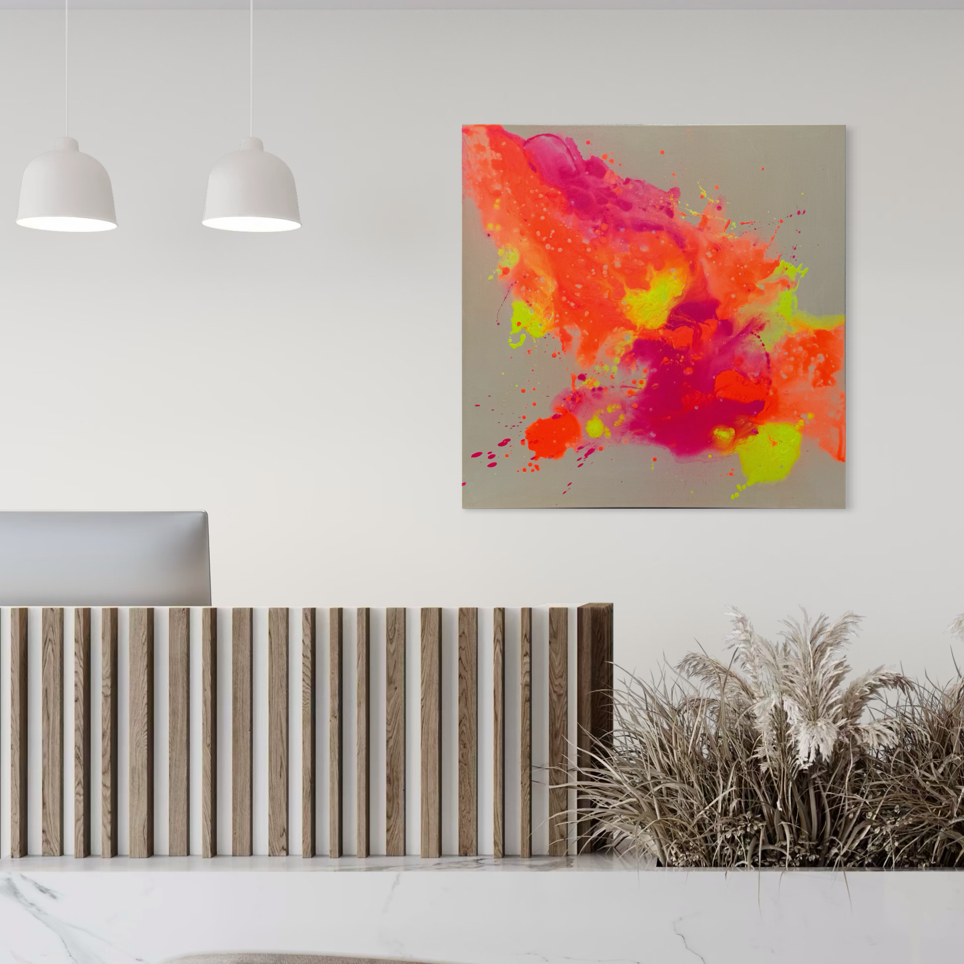 Moderne Wohnzimmerdeko mit einem großen abstrakten Gemälde in leuchtenden Farben, weißen Wandlampen und einem Pflanzenarrangement auf einem weißen Tisch.