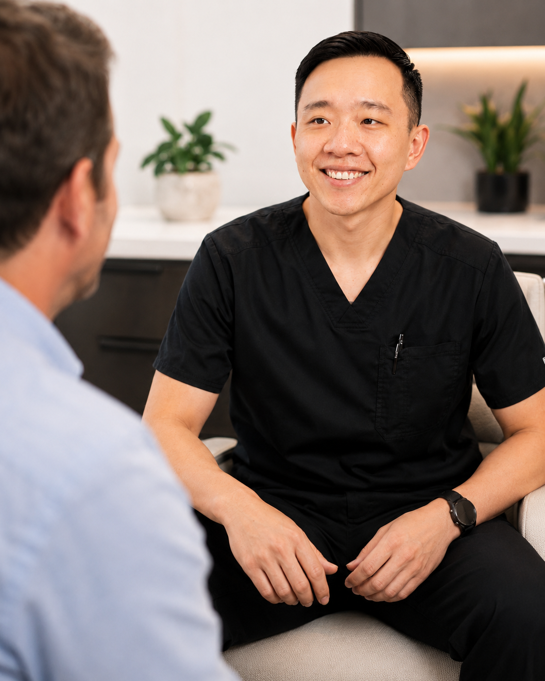Médico de Ask Dr. Hu conversando con una paciente durante una consulta médica en Arizona