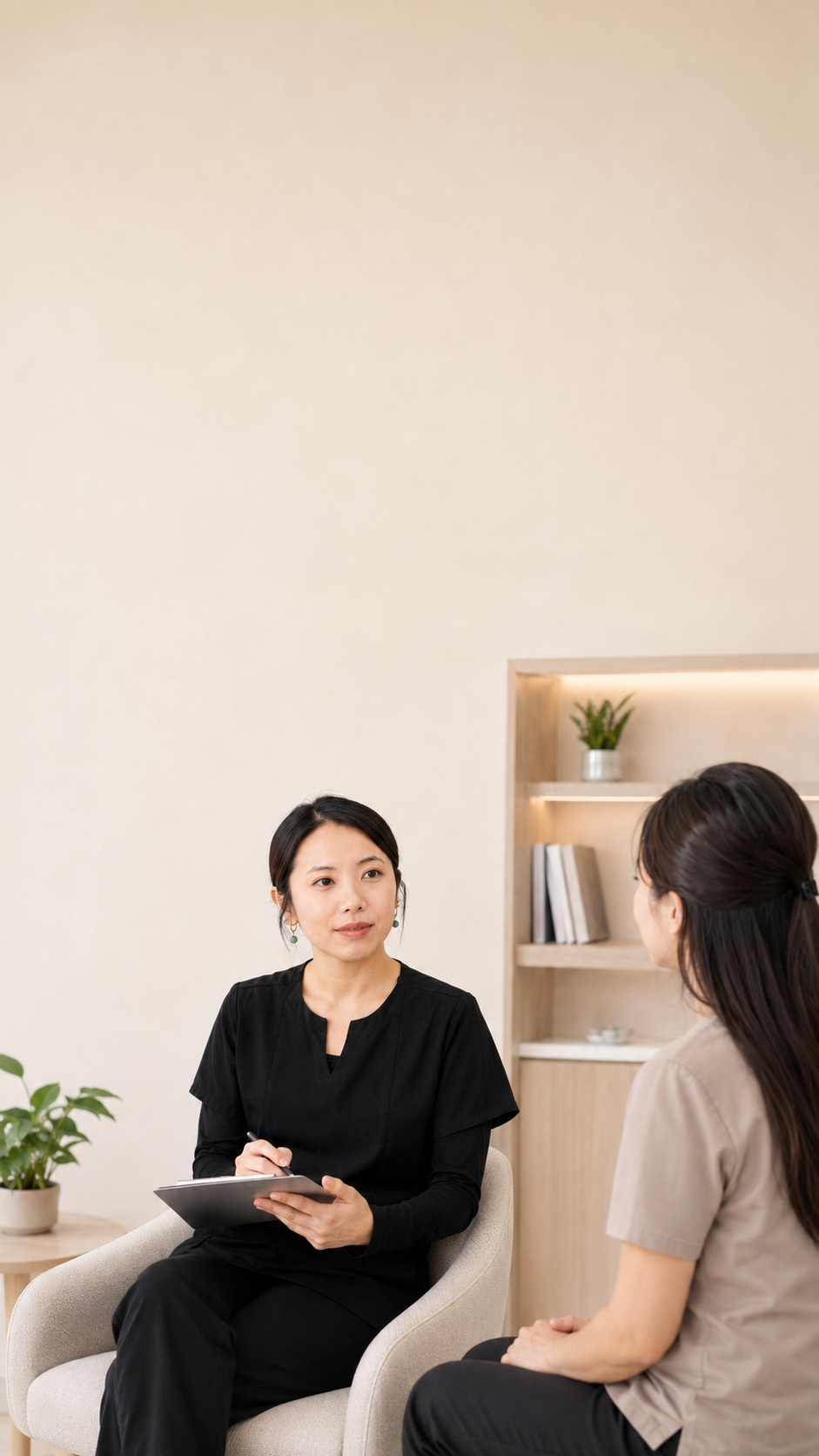 Bác sĩ Linh Ngo trao đổi với bệnh nhân trong buổi tư vấn y tế tại Arizona