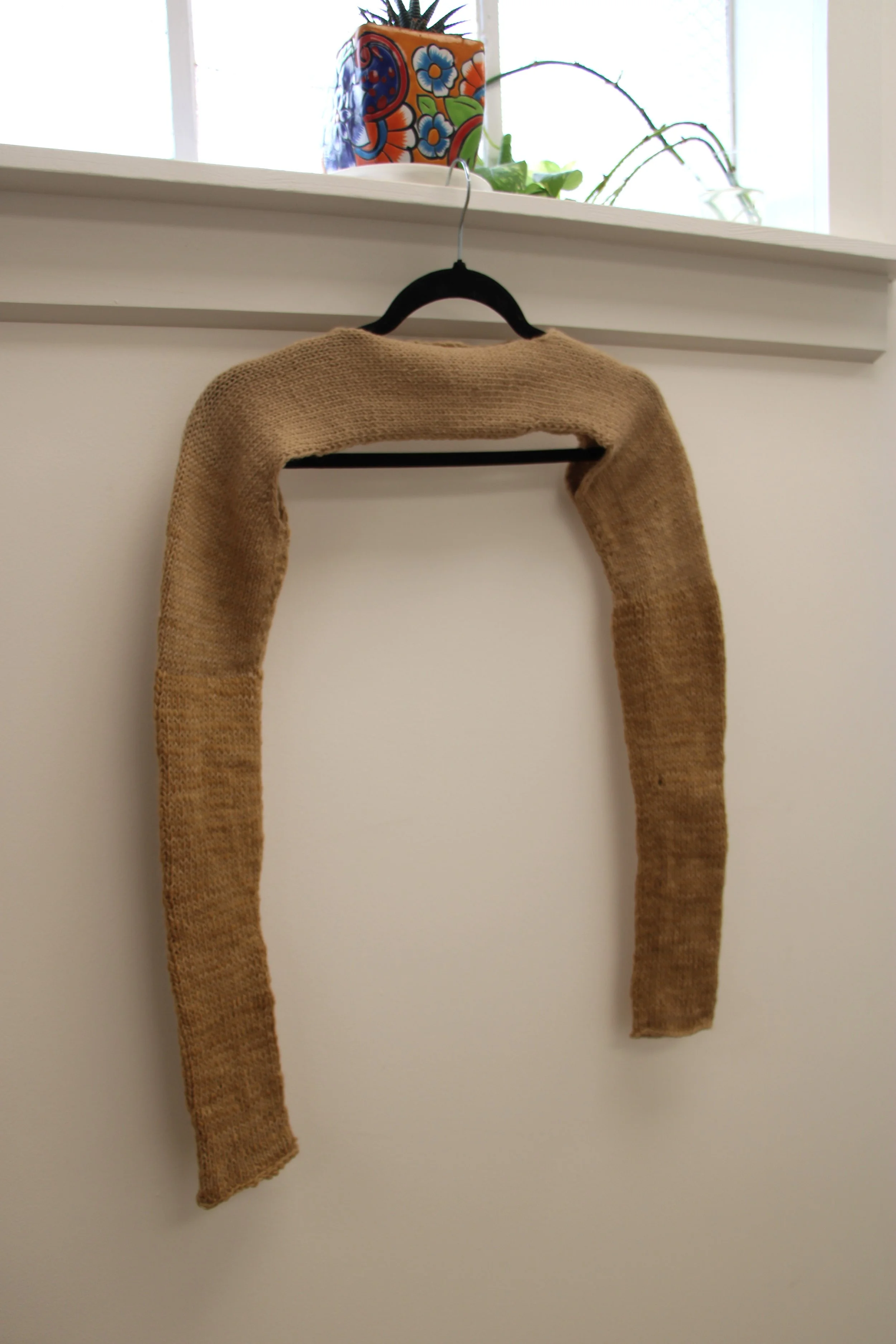 Sleeves made from yarn naturally dyed with hickory nuts
