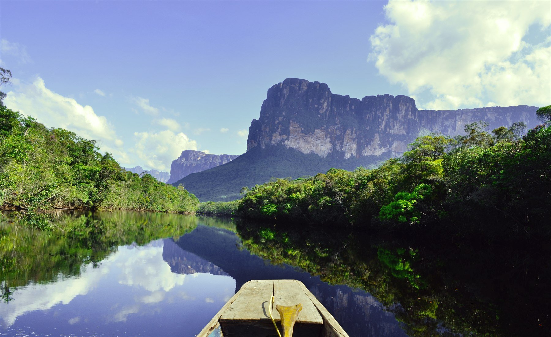 Curiara navegando el rio hacia el tepuy, Canaima