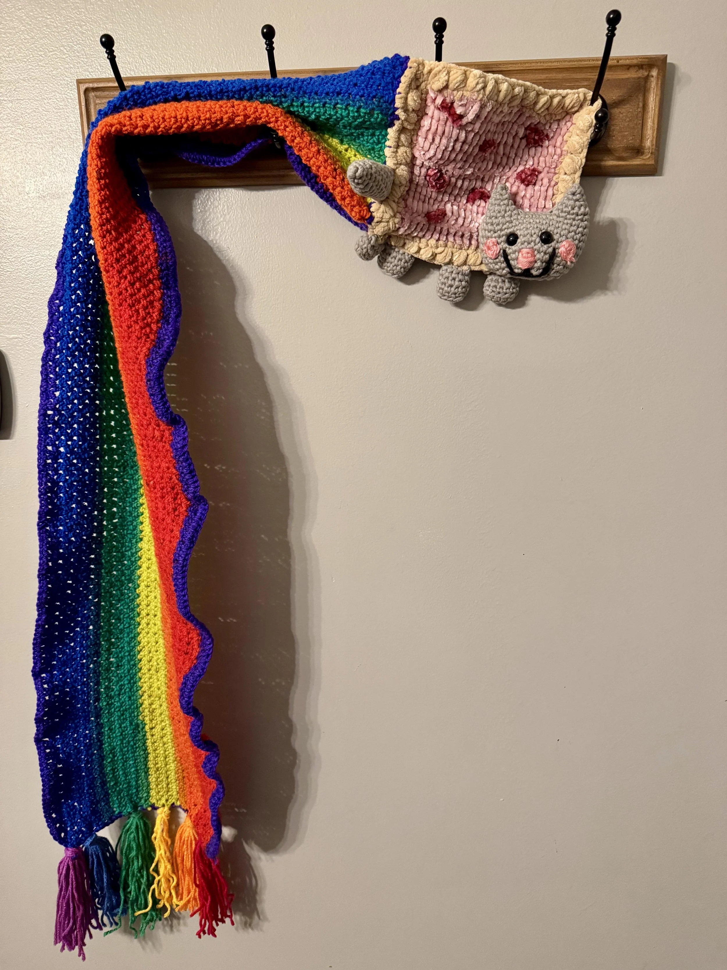 Rainbow-trail pop-art cat motif scarf
