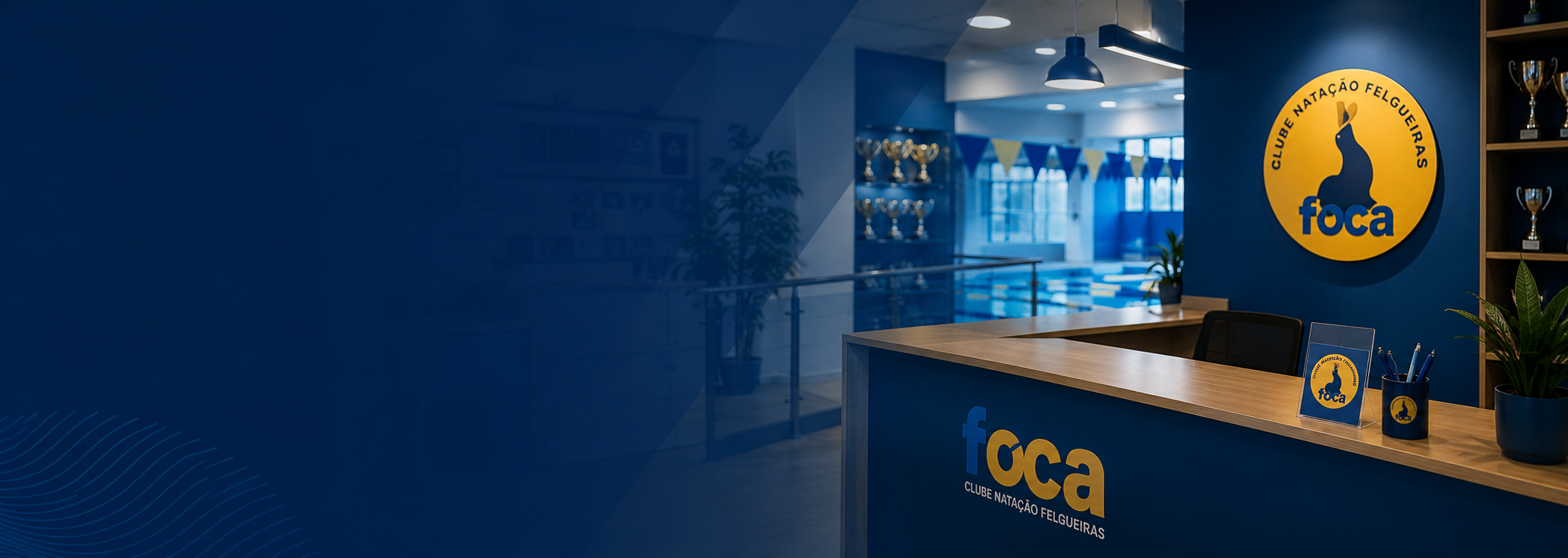 Recepção do Clube de Natação Foca com balcão de madeira, logo do clube na parede azul e prêmios em exibição ao fundo.