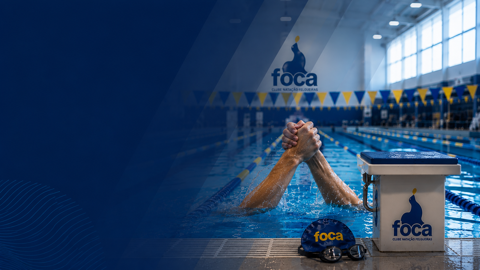 Nadador comemorando na parede do piscina no Clube Natação Felgueiras com as mãos erguidas e água escorrendo, ao lado equipamento de natação com o logo do clube e óculos de natação. O ambiente é de piscina coberta com iluminação natural e bandeirolas decorativas.