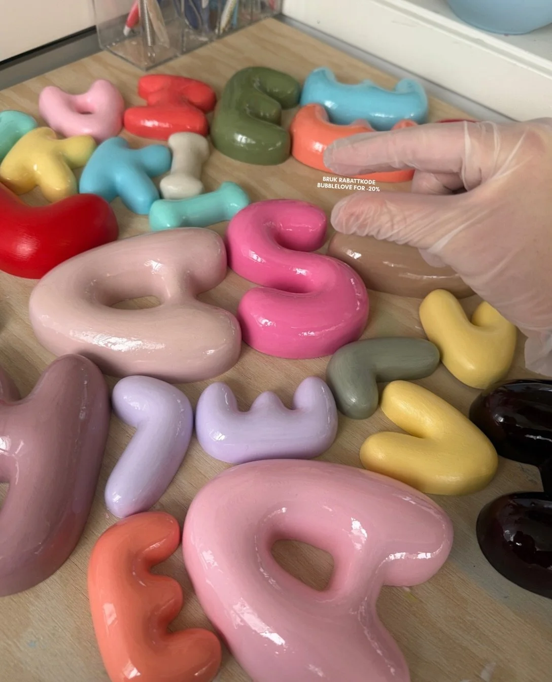 liten cheeky discount p&aring; v&aring;re superpopul&aelig;re #bubbleletters 🌸
bruk rabattkode BUBBLELOVE og motta -20% rabatt eeeek 😍🍬

f&aring;s i 8 🍭 10 🍬 12 🍭 14 og 16 cm

farge og finish bestemmer du🩷🫶