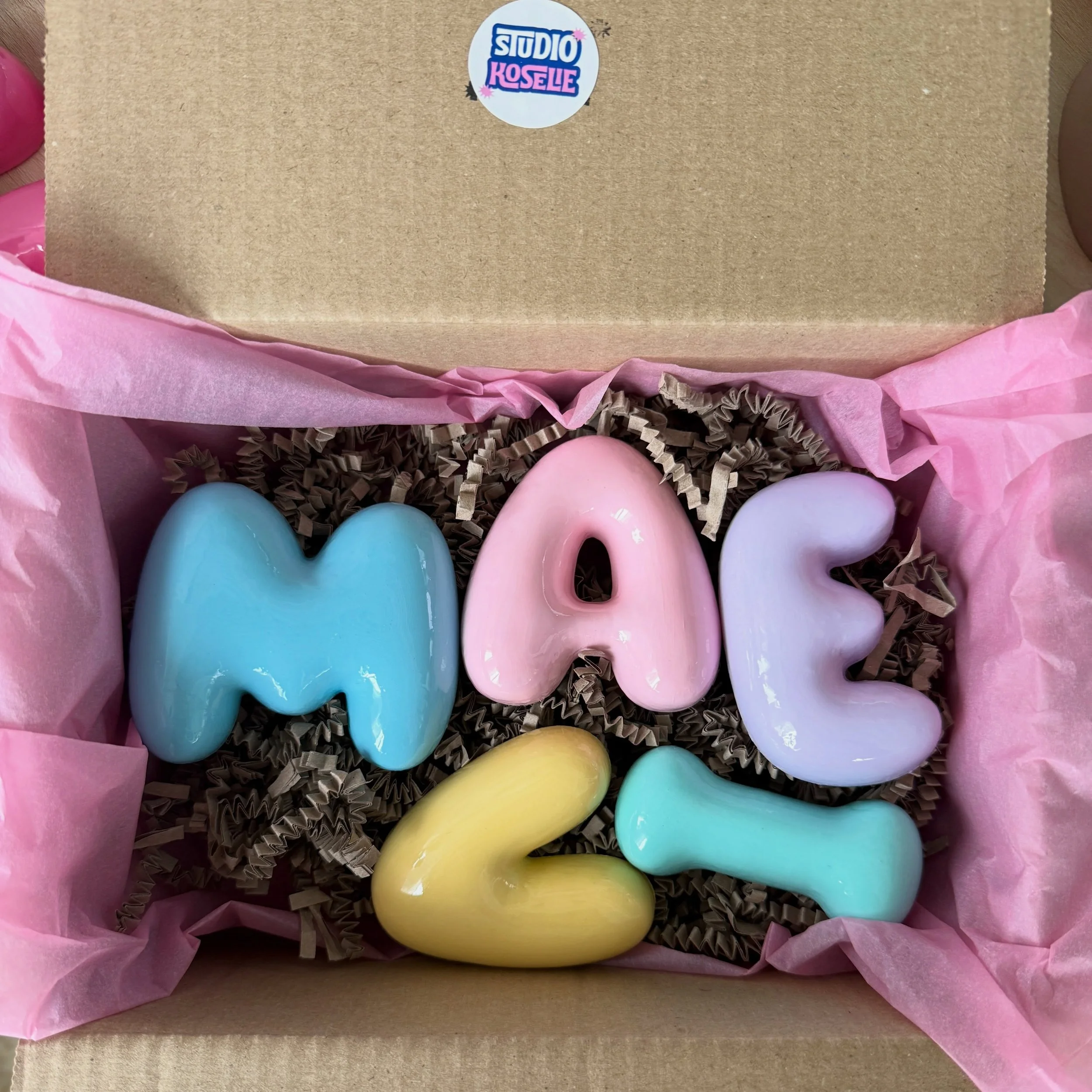 🍬MAEVI 🍬
Ice blue 🫧 Powder Pink 🫧 Lilac 🫧 Butter Yellow 🫧 Mint

s&aring; utrolig s&oslash;te 😍🫶

#bubbleletters #boblebokstaver #studiokoselie #barnerom interi&oslash;r