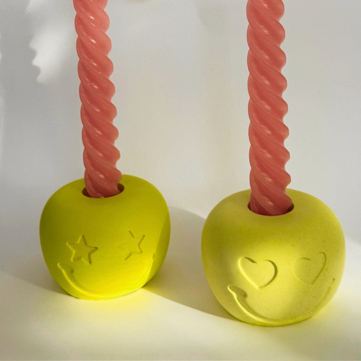 Lysestaker i Fargerik Gips med Smiley Design