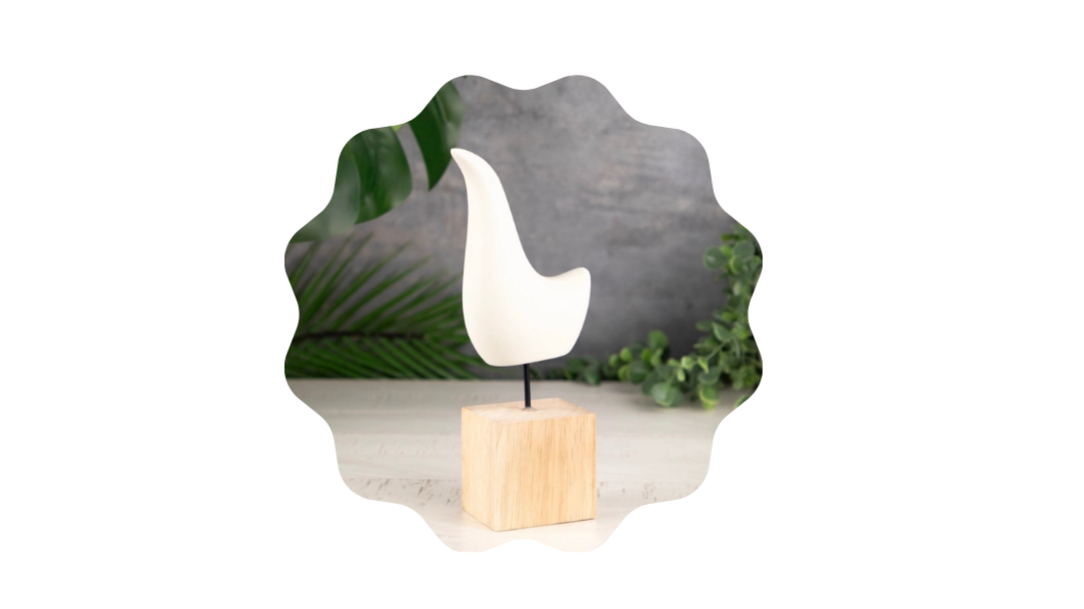 petit oiseau blanc design sur base de bois