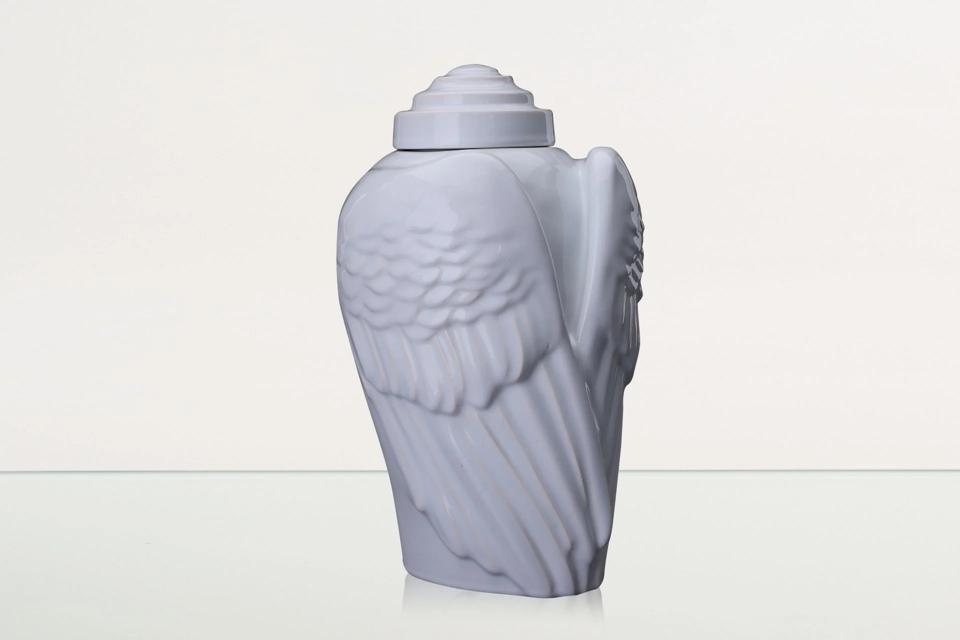 Designová keramická urna Wings v bílém provedení.
