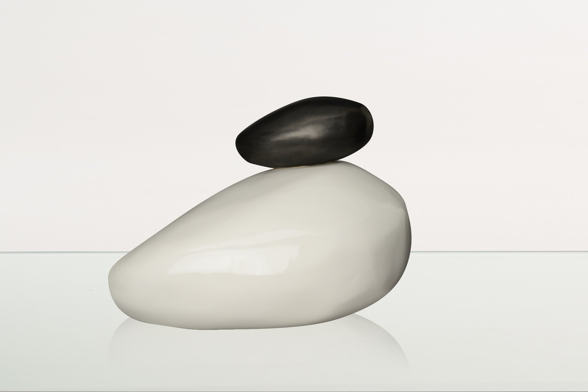 Designová keramická urna Stone v přírodním kamenném provedení.
