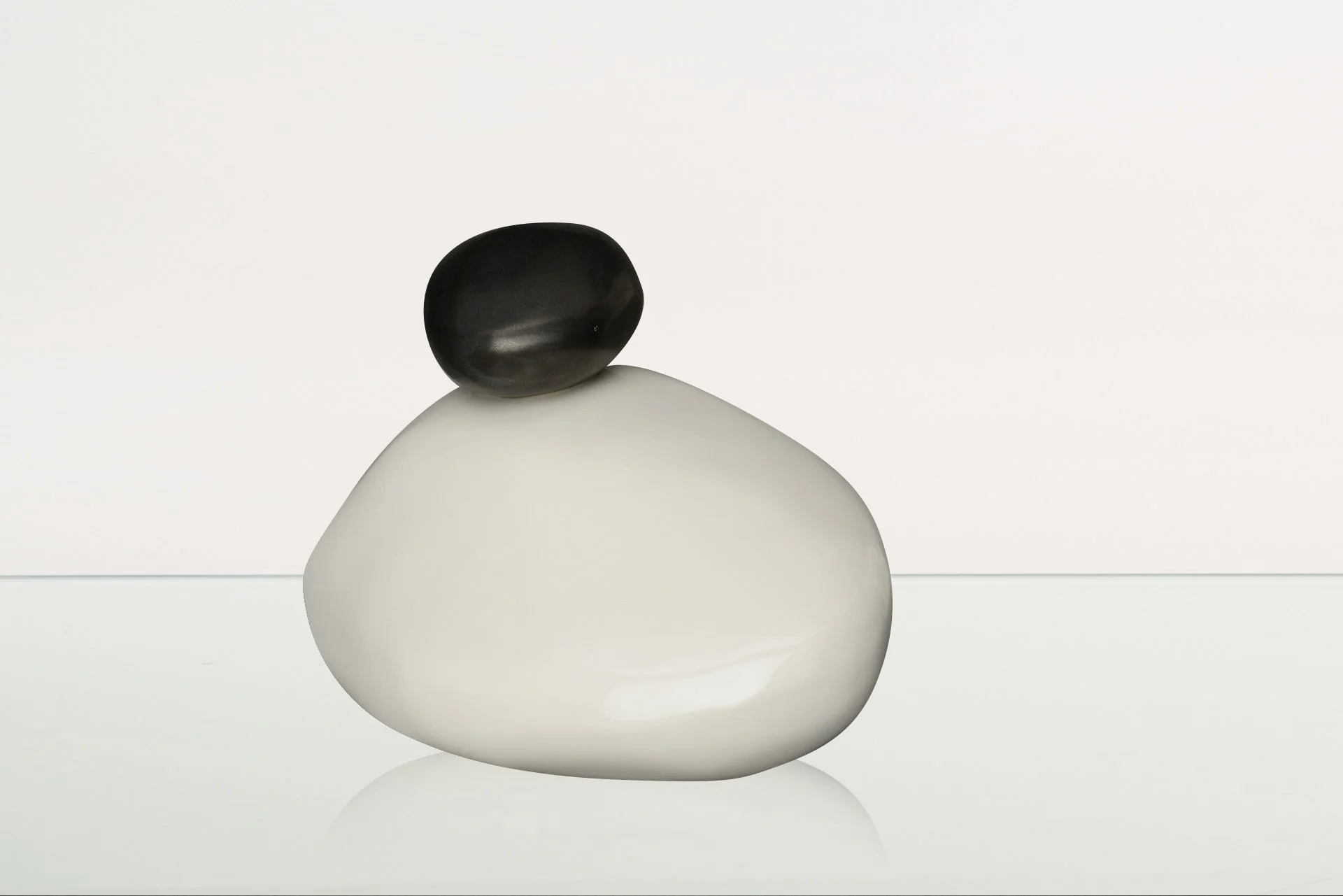 Moderní urna Stone s minimalistickým organickým designem.
