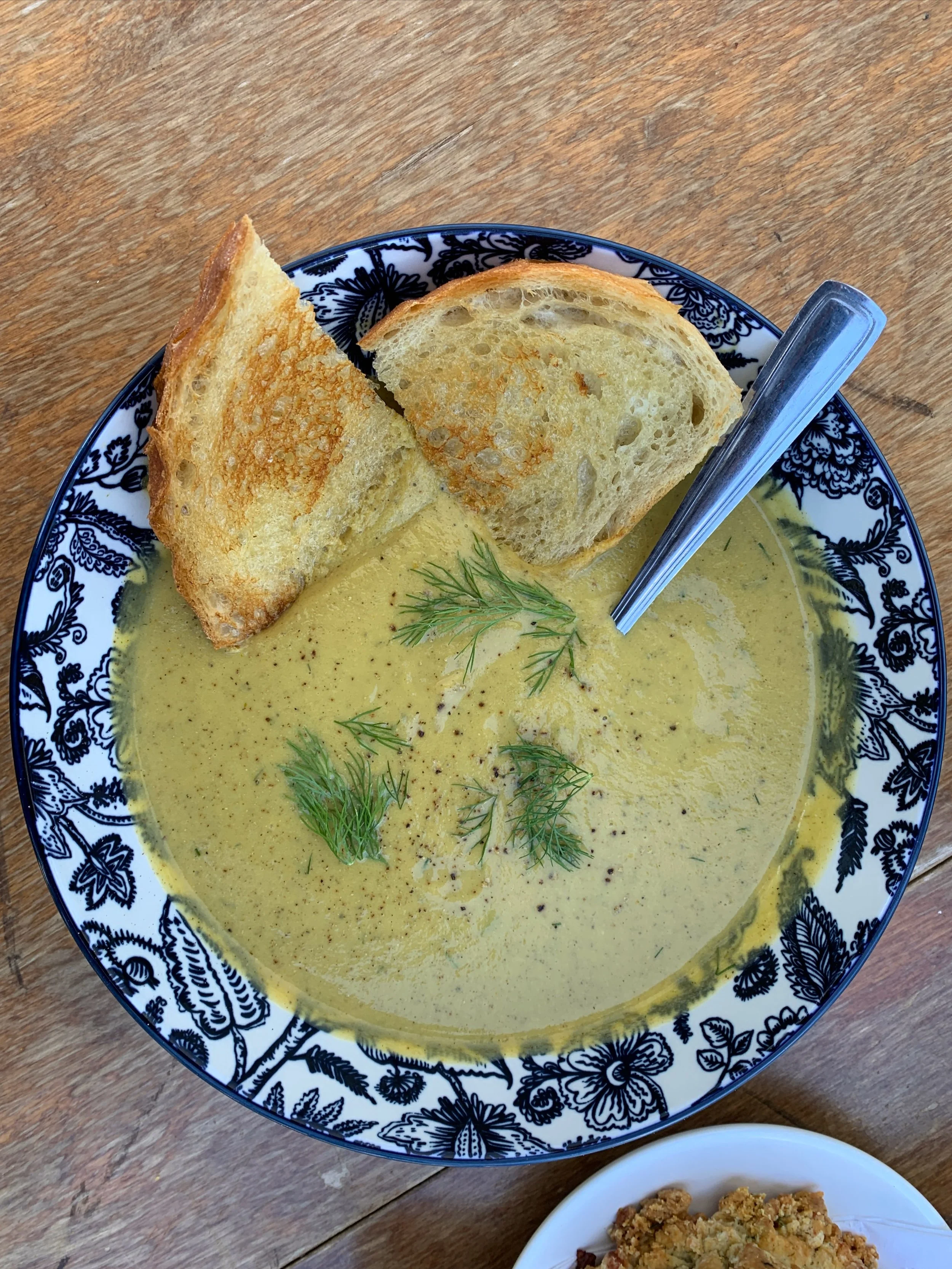 Cooler weather is settling in and we are ready to get cozy! 

Seasonal soups now available on our menu! This week, try our roasted garlic, zucchini and dill soup. It's creamy and comforting, and why not combine it with a savoury scone!

ALL ORGANIC!
