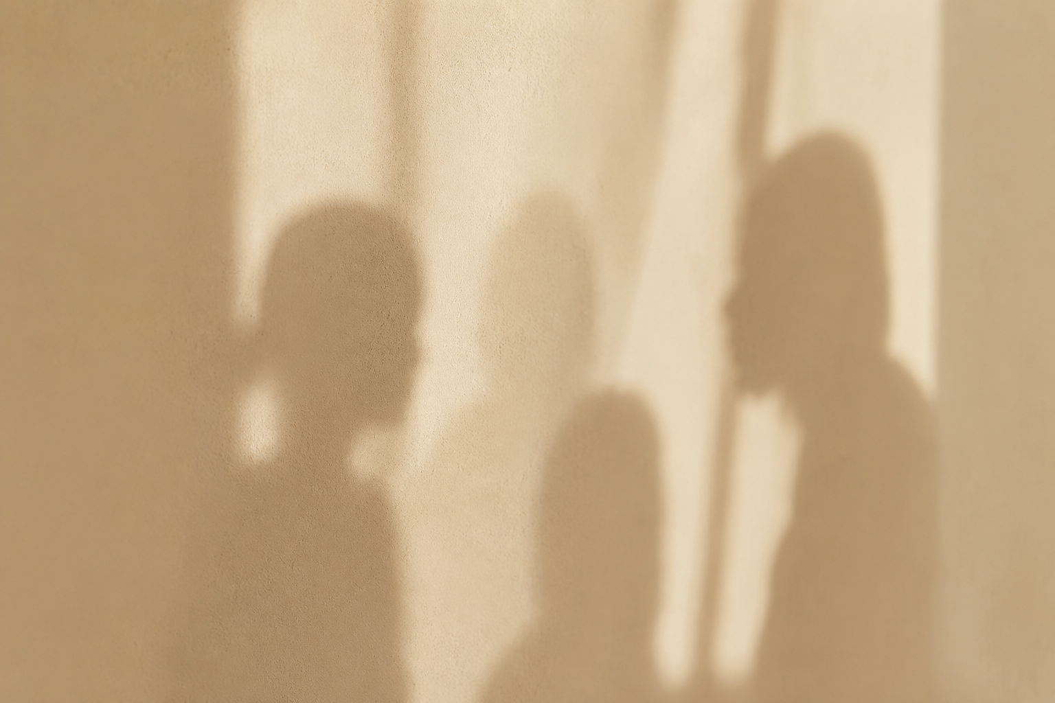 Sanfter Schattenriss zweier sich zugewandter Personen, passend zur Suche nach dem eigenen, authentischen Selbst im Coaching-Prozess.
