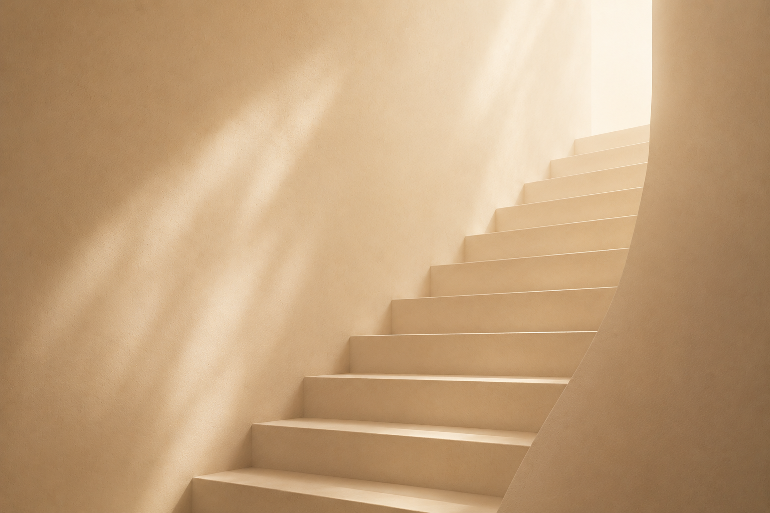 Eine von Licht erhellte Treppe, die sinnbildlich für ungeahnte Möglichkeiten, Mut und die eigene Entwicklung steht.