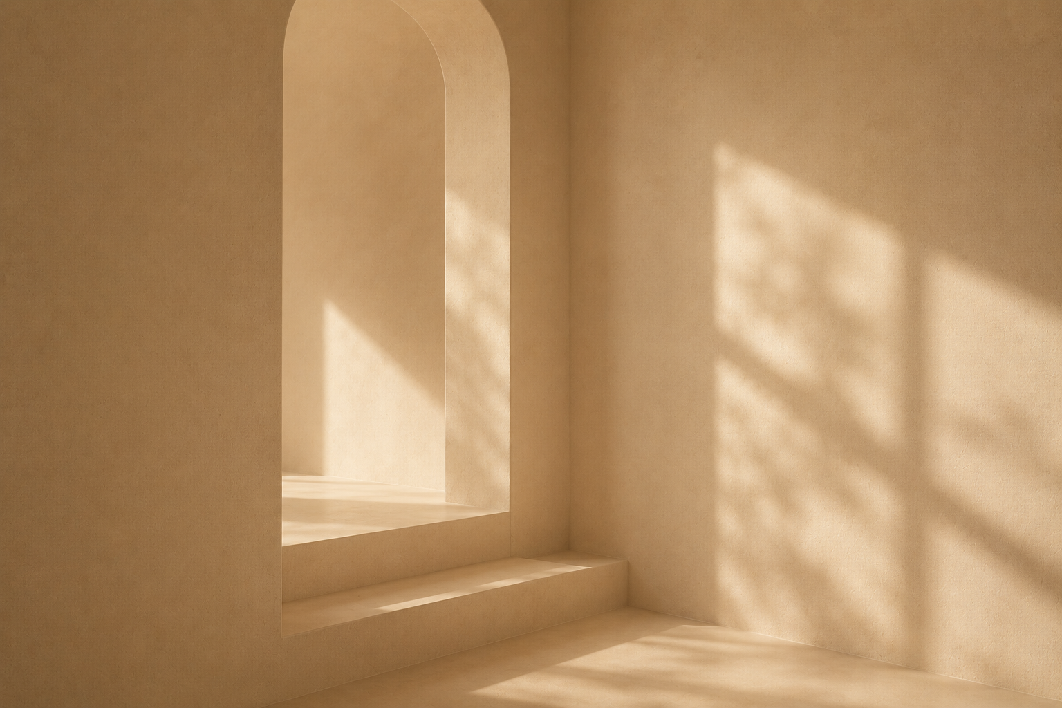 Licht und Schatten in einem offenen Durchgang, symbolisch für das innere Ankommen, Klarheit und neue Perspektiven.