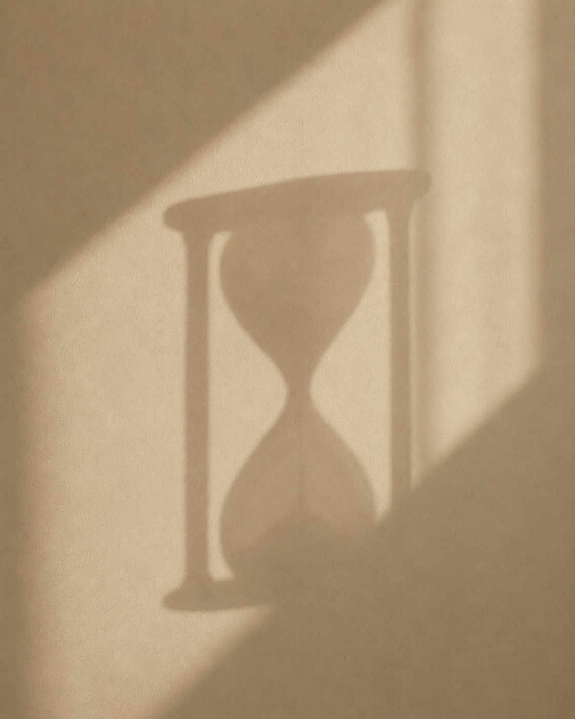 Schatten einer Sanduhr an der Wand, der den Fokus auf die bewusste Entscheidung für den richtigen Moment im Hier und Jetzt lenkt.