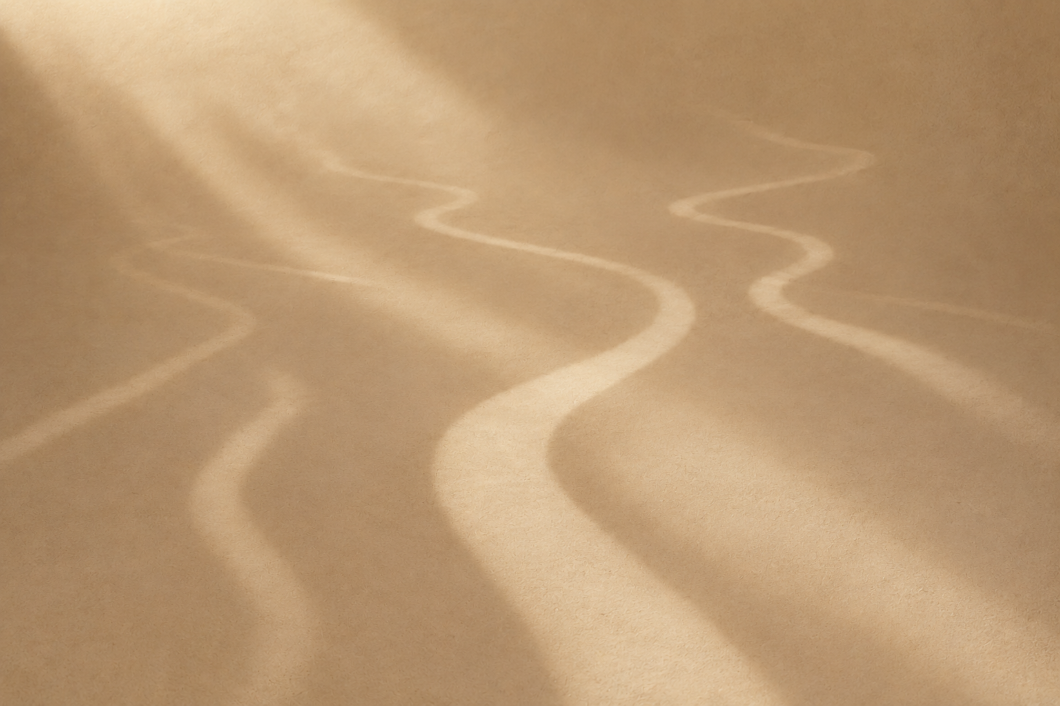Geschwungene Lichtwege im Sand als visuelle Metapher für den ganz persönlichen Standort und die ersten Schritte auf neuen Wegen.