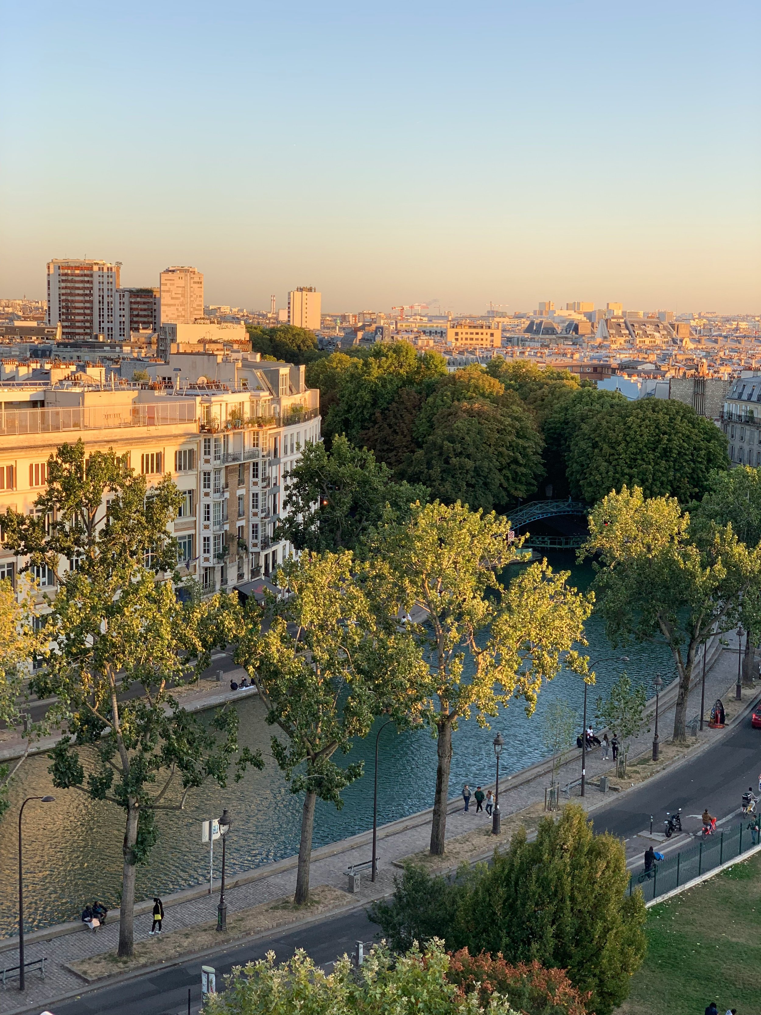 neighborhood view of canal saint-martin