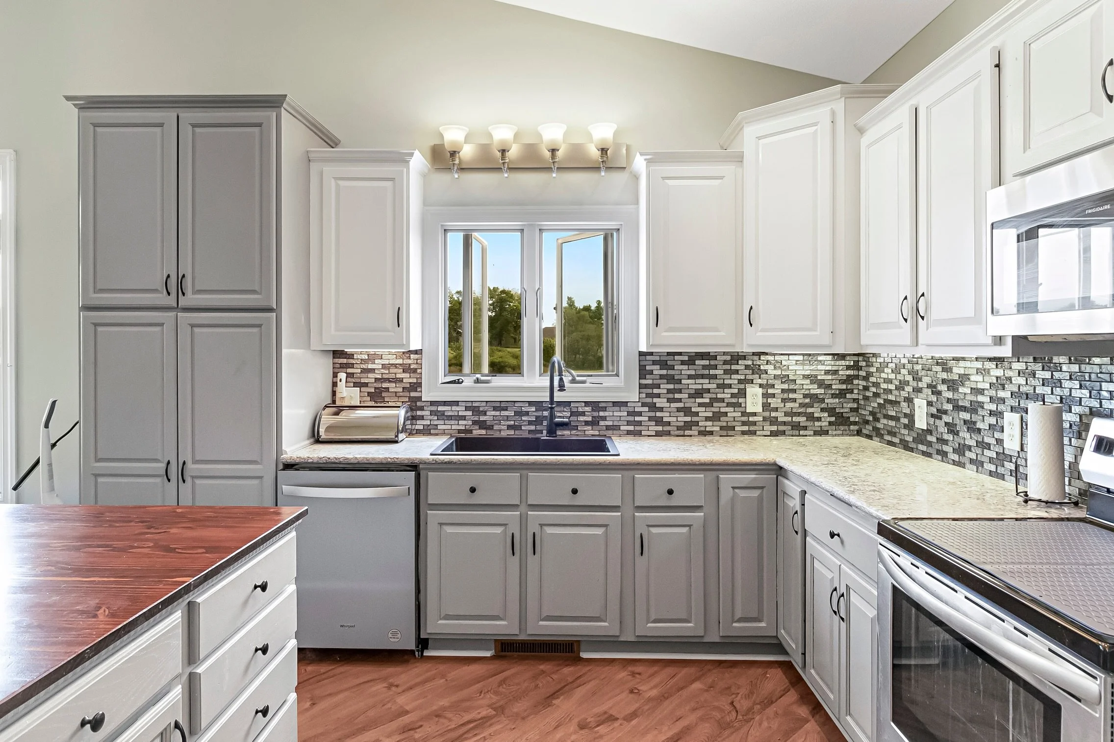 Some of my recent shots. 😍 The goal isn&rsquo;t just to make a home look beautiful, It&rsquo;s to help buyers understand how it feels to be there.

That&rsquo;s why I photograph wide spaces, small details, and the property from above. Each image ans