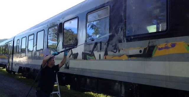 Retrait de graffiti sur le train de Charlevoix - Pendant