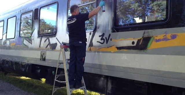 Retrait de graffiti sur le train de Charlevoix - Pendant